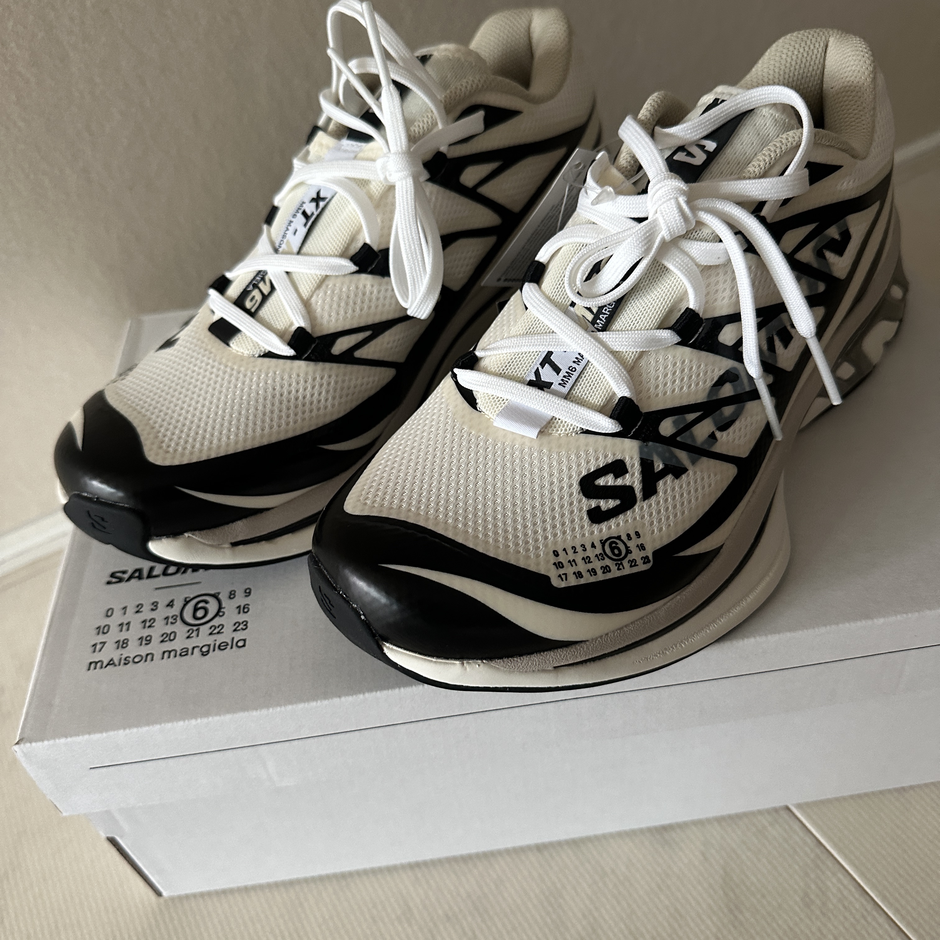 Salomon x MM6 Masion Margiela XT-MM6 Vanilla Ice Black 착용 스타일 - 3
