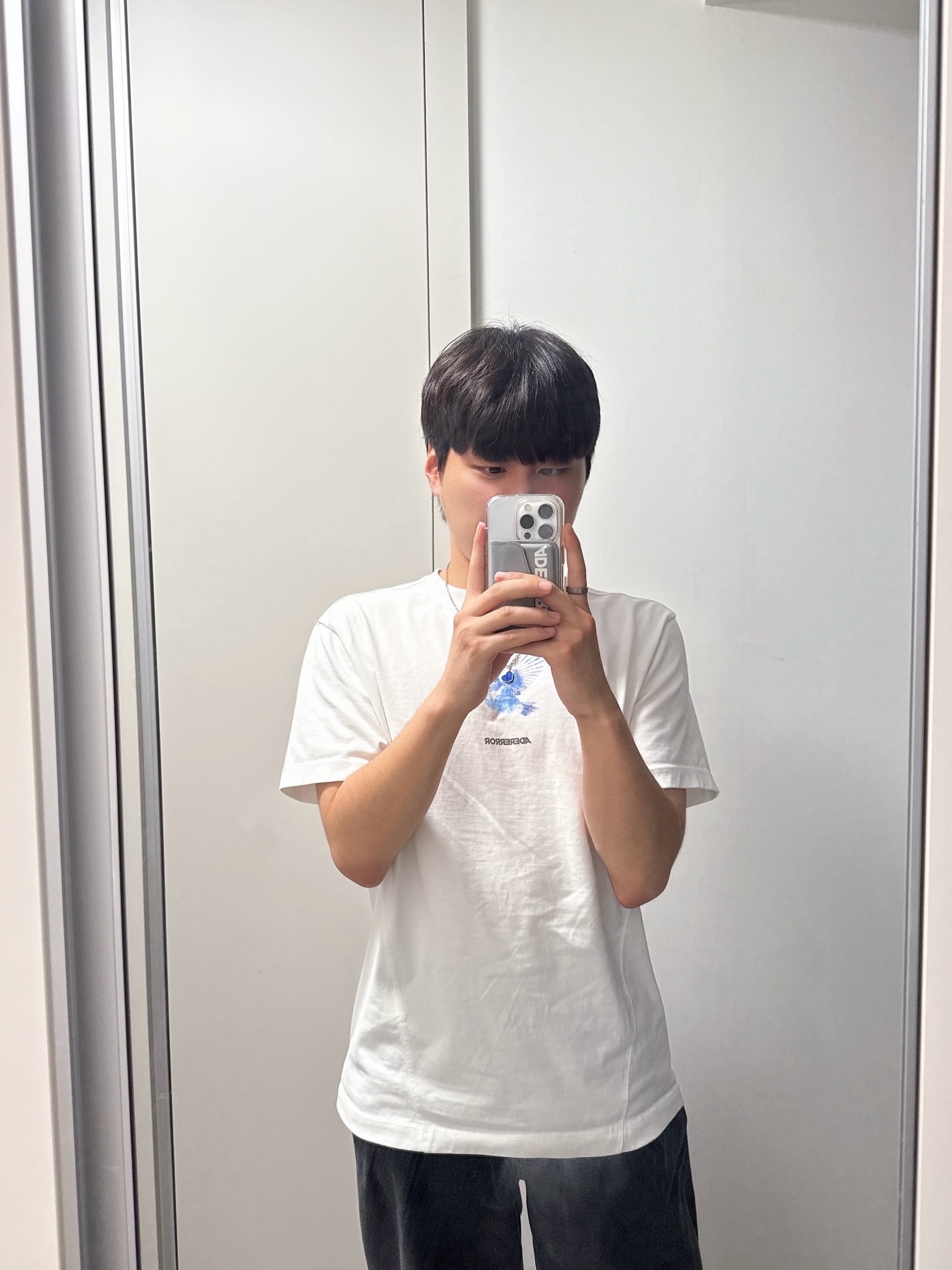Ader Error Sig; TRS Tag Jeans 02 Noir, Ader Error Blue Bird T-Shirt Off White 착용 스타일