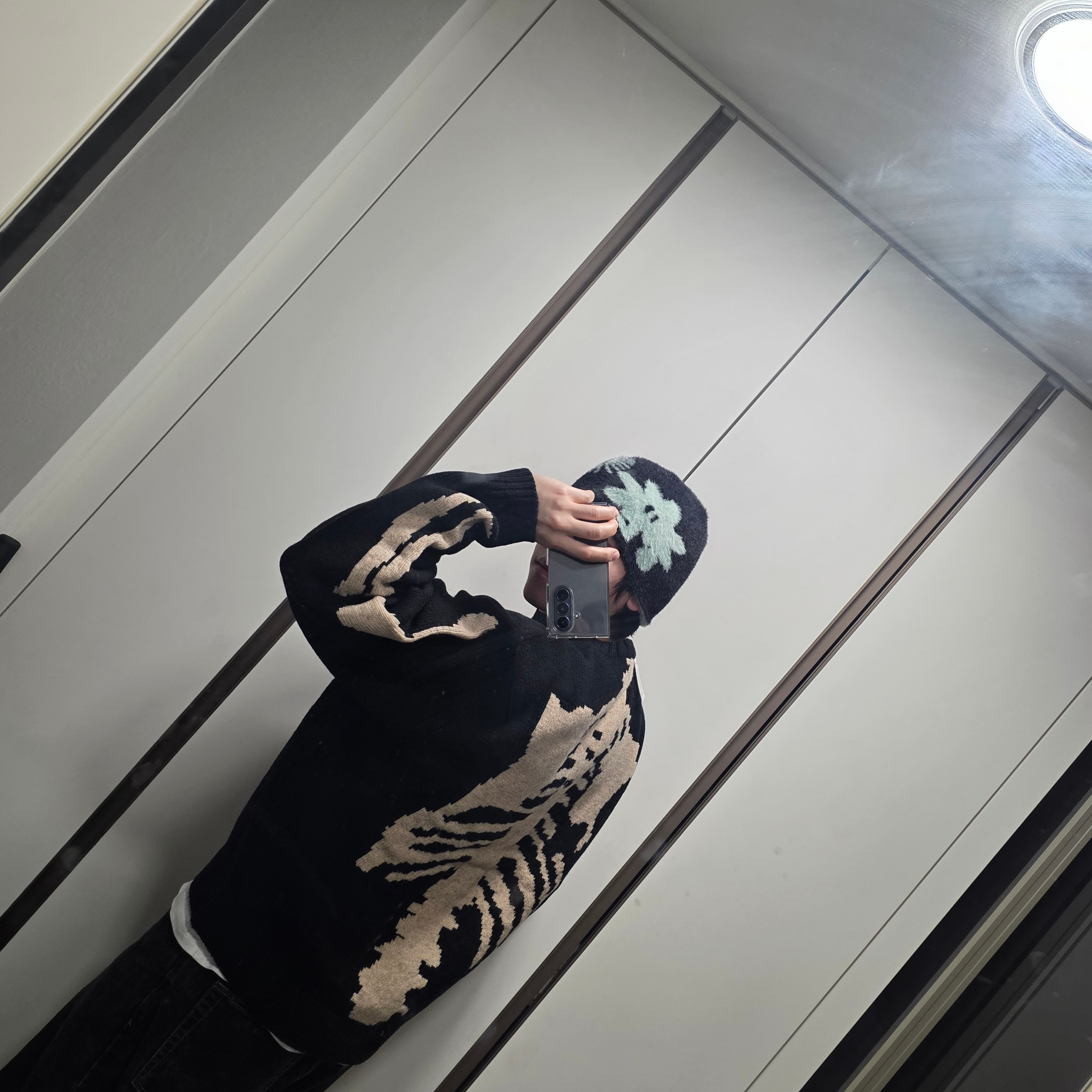 Kapital 5G Wool Bone Crewneck Sweater Black 착용 스타일