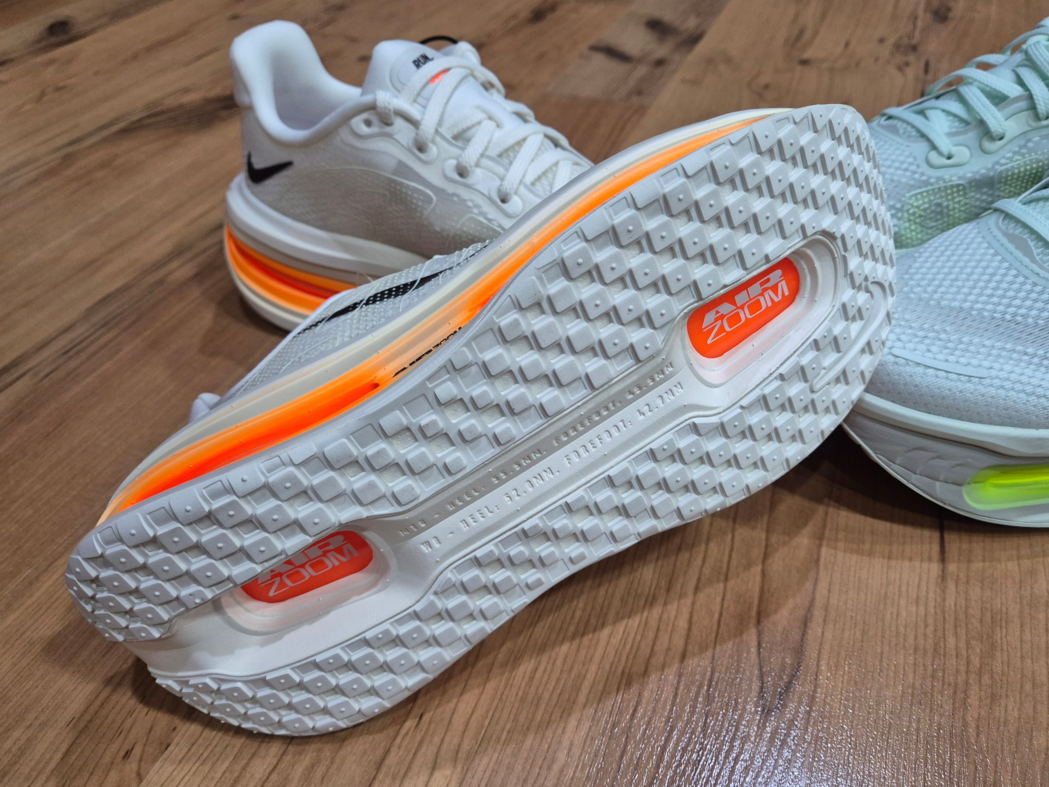 Nike Vomero Premium Sail Coconut Milk, Nike Vomero Premium  Barely Green Clay Green 착용 스타일 - 2