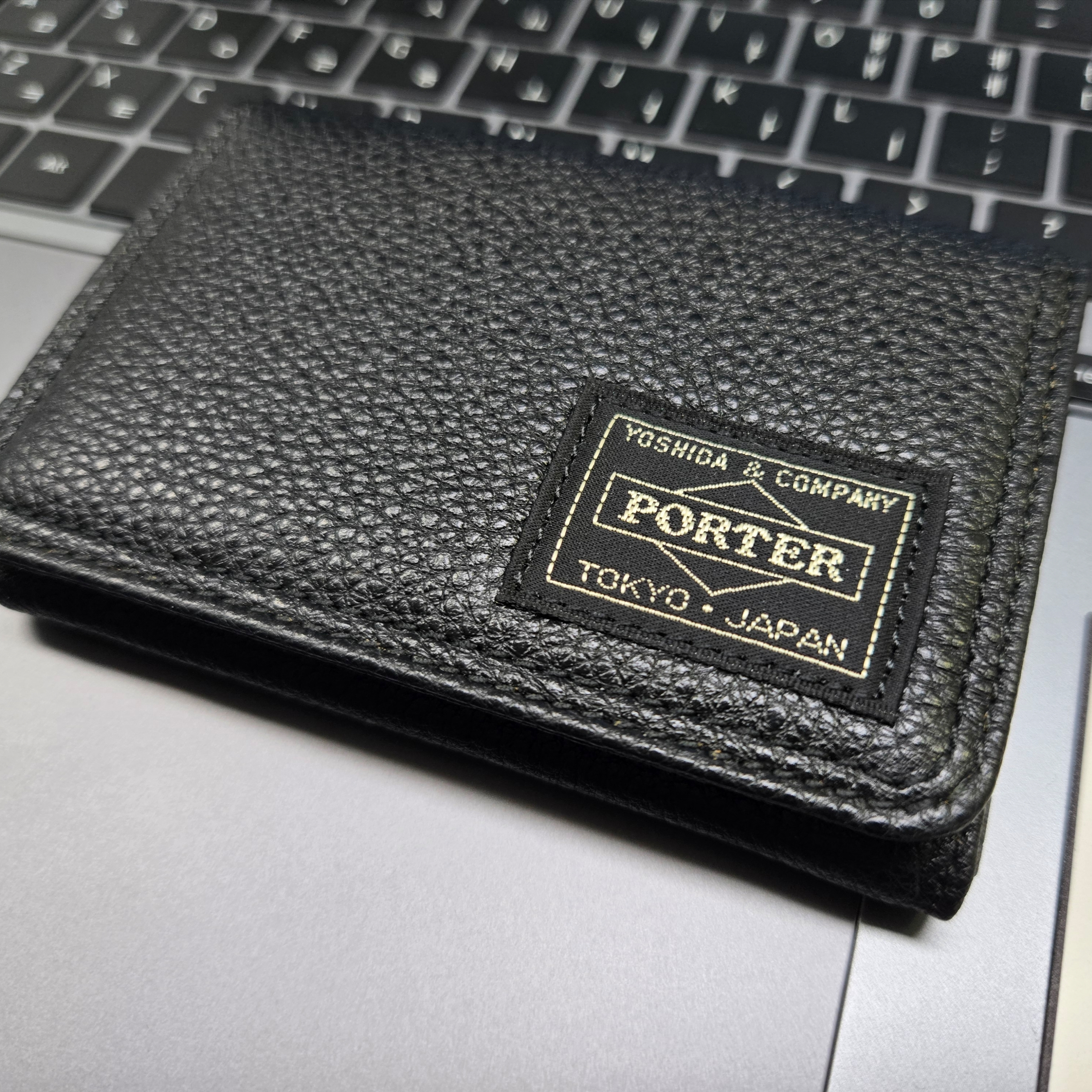 Porter Calm Card Case Black 착용 스타일 - 1