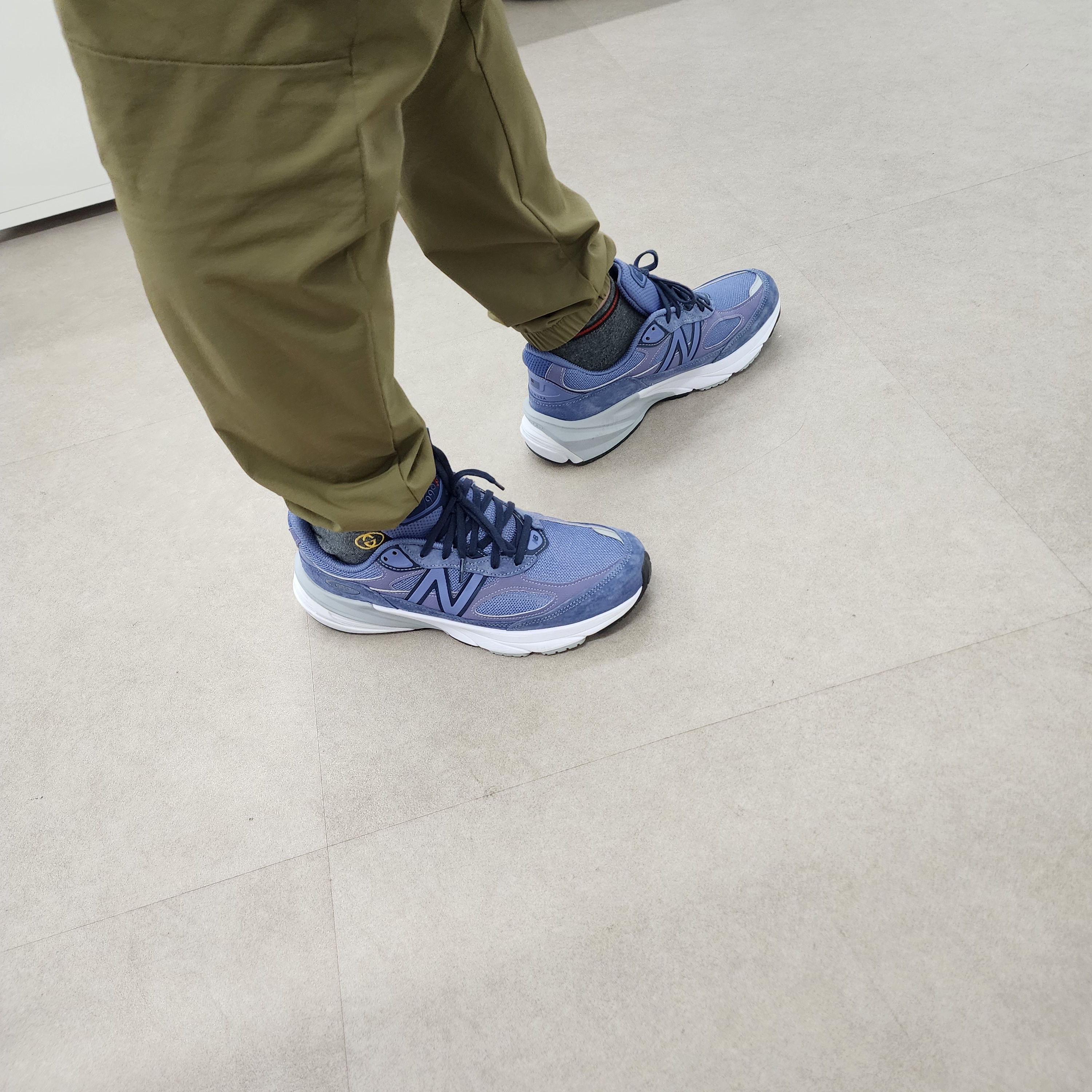 New Balance 990v6 Made in USA Purple Navy 착용 스타일 - 2