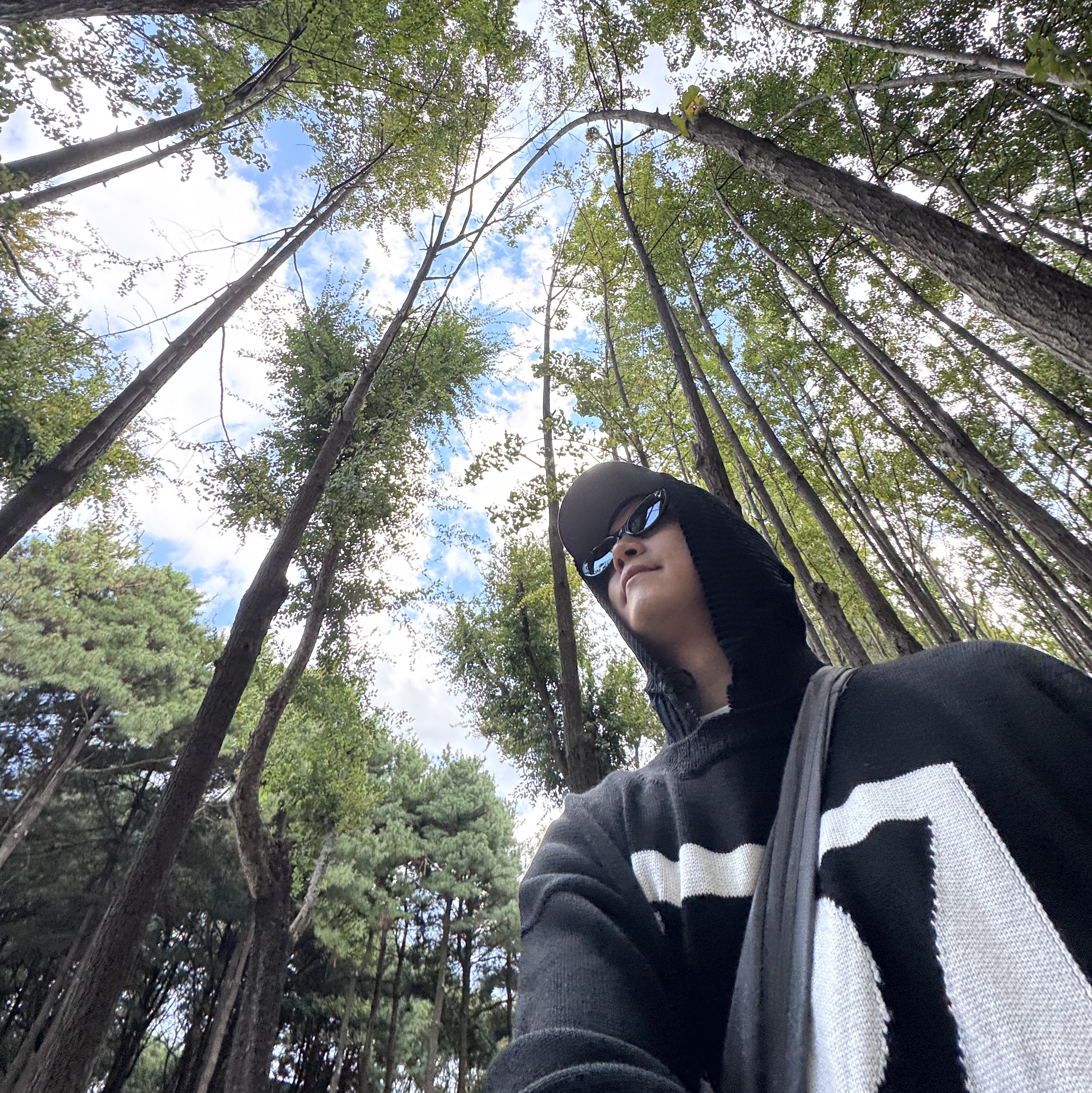 Gentle Monster x Maison Margiela MM204 Black Gray, Homme Plisse Issey Miyake MC June Hooded Jacket Black 착용 스타일 - 1