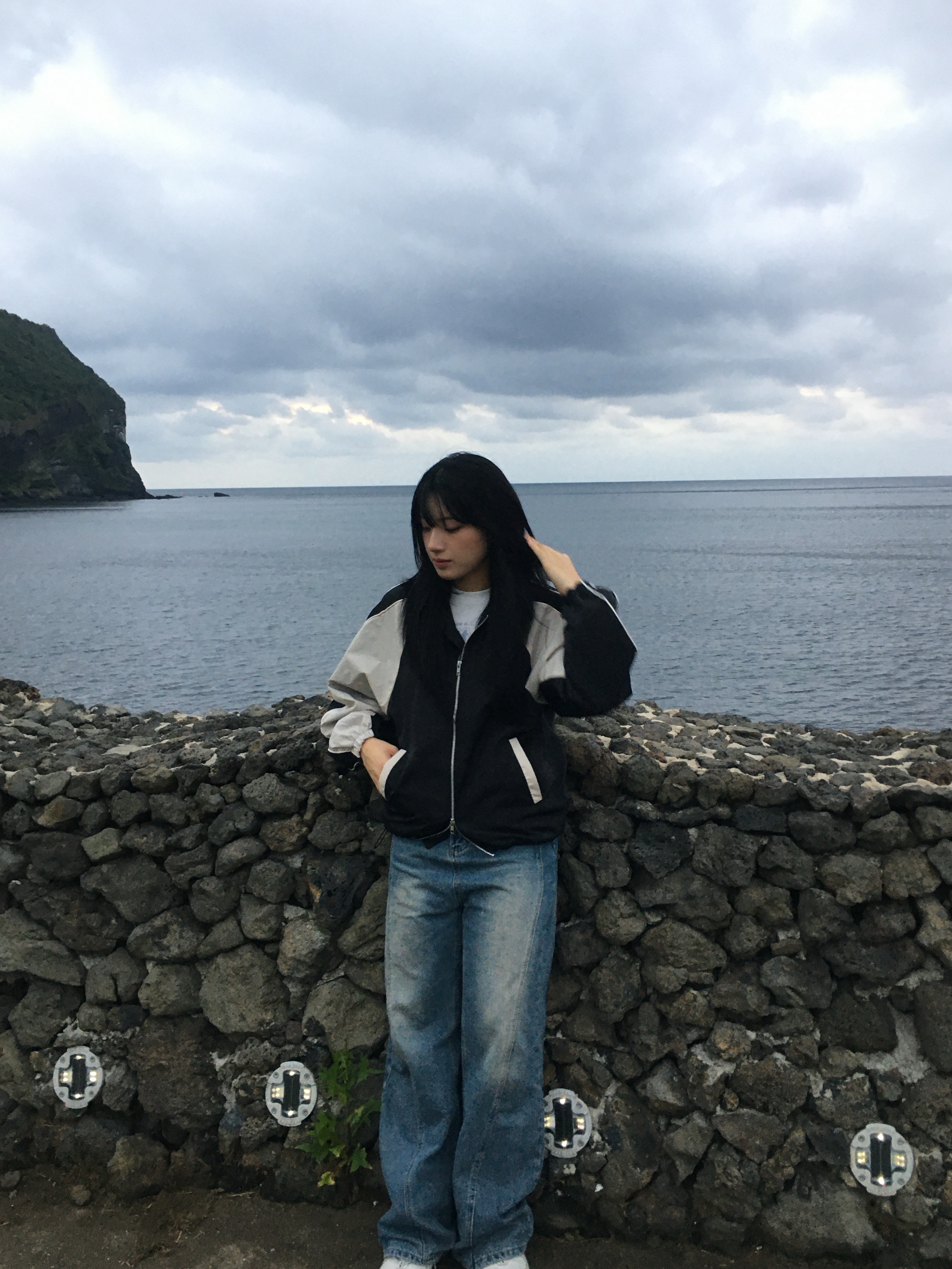 SLOW RECORD HOUSE Piping Line Windbreaker Black & Beige 착용 스타일 - 5