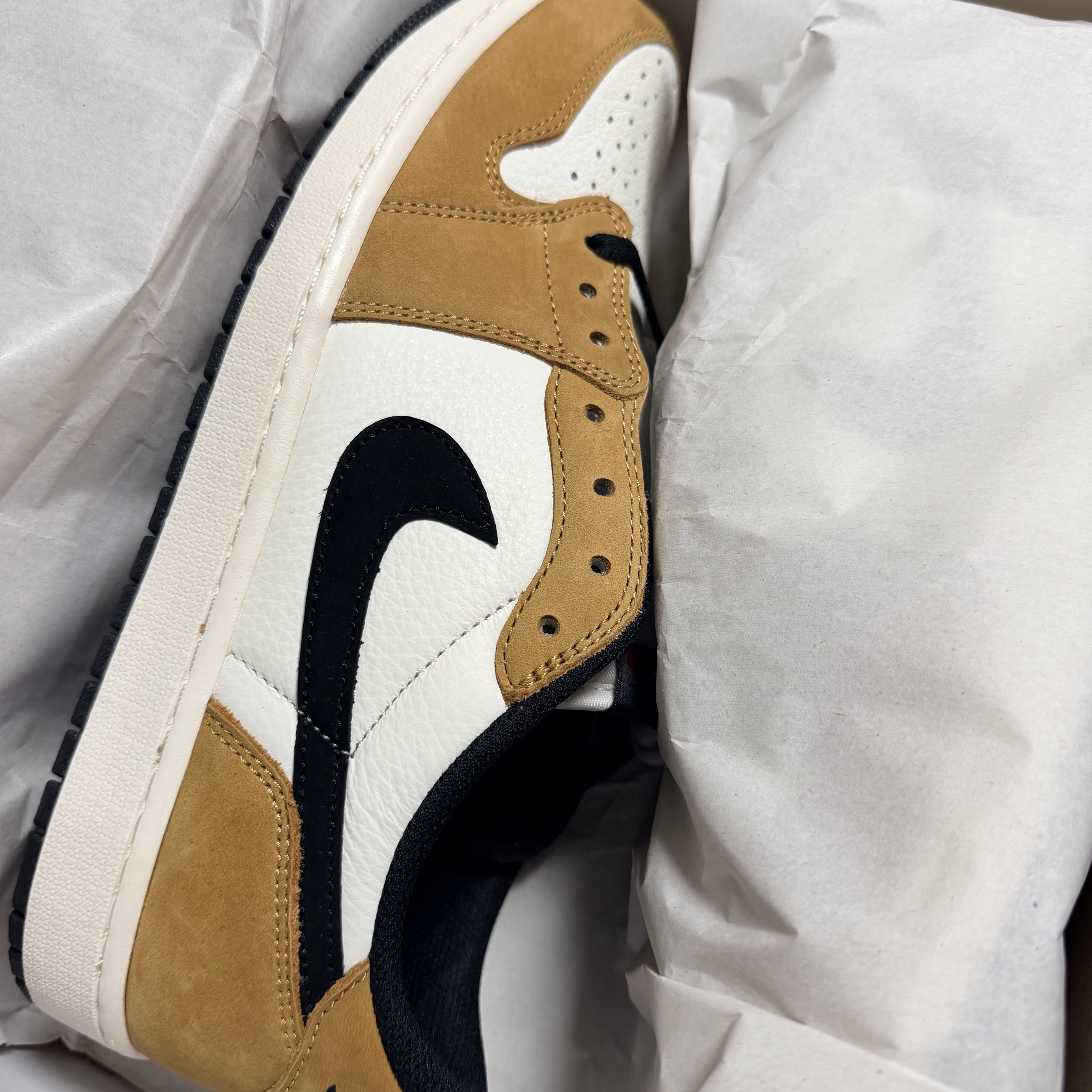 Jordan 1 Low OG Sail and Golden Harvest 착용 스타일