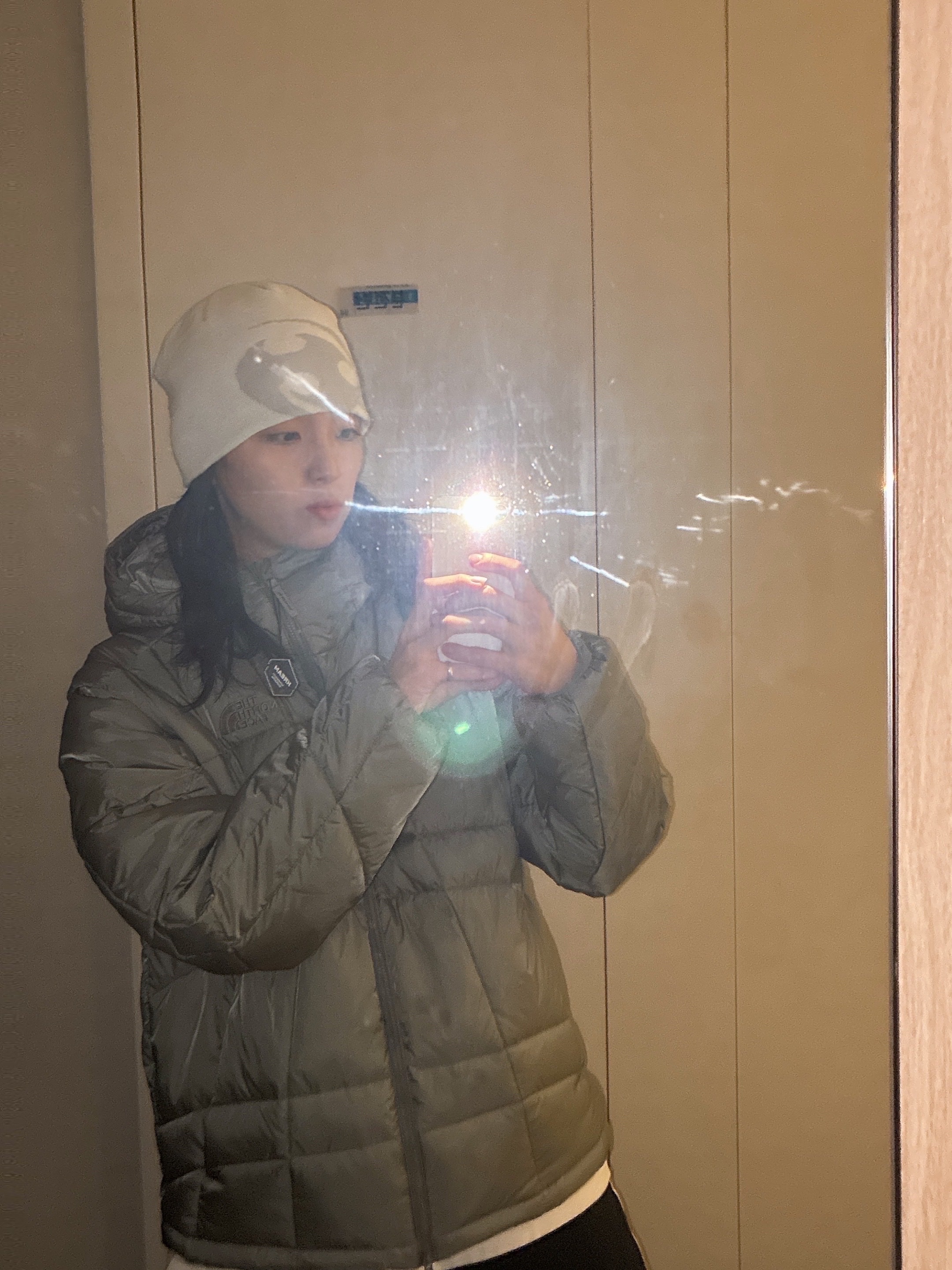 The North Face Wave LT On Jacket Gray, Sansan Gear Logo Beanie White 착용 스타일 - 2