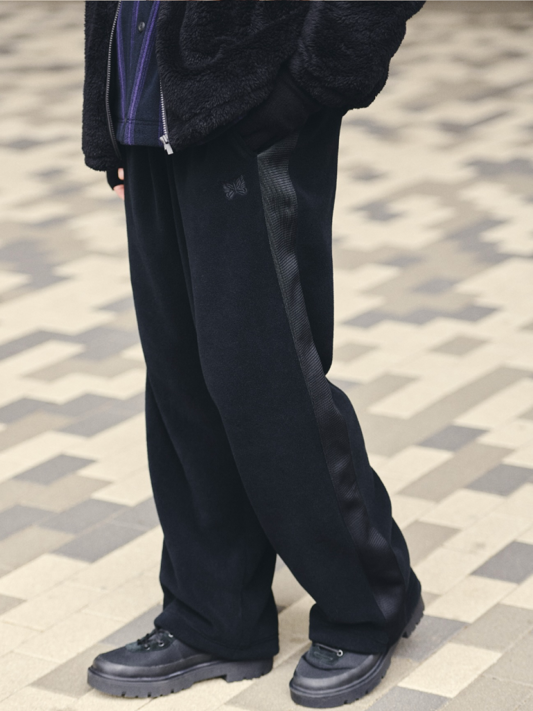 Uniqlo x Needles Fleece Oversized Cardigan Black - KR, Uniqlo x Needles Fleece Oversized Cardigan Dark Gray - KR 착용 스타일 - 5