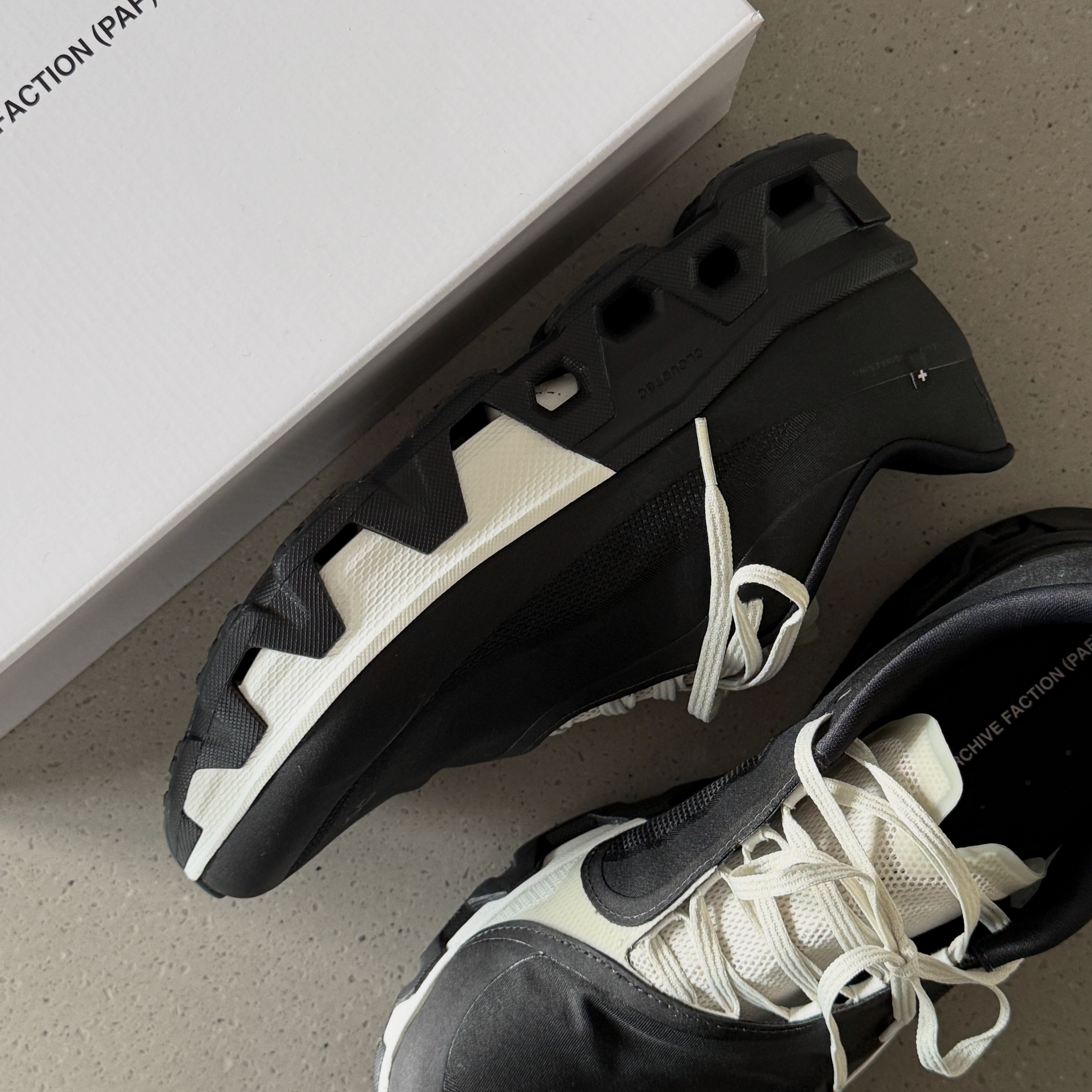 On Running x Post Archive Faction (Paf) Cloudmonster Hyper Black 착용 스타일 - 2