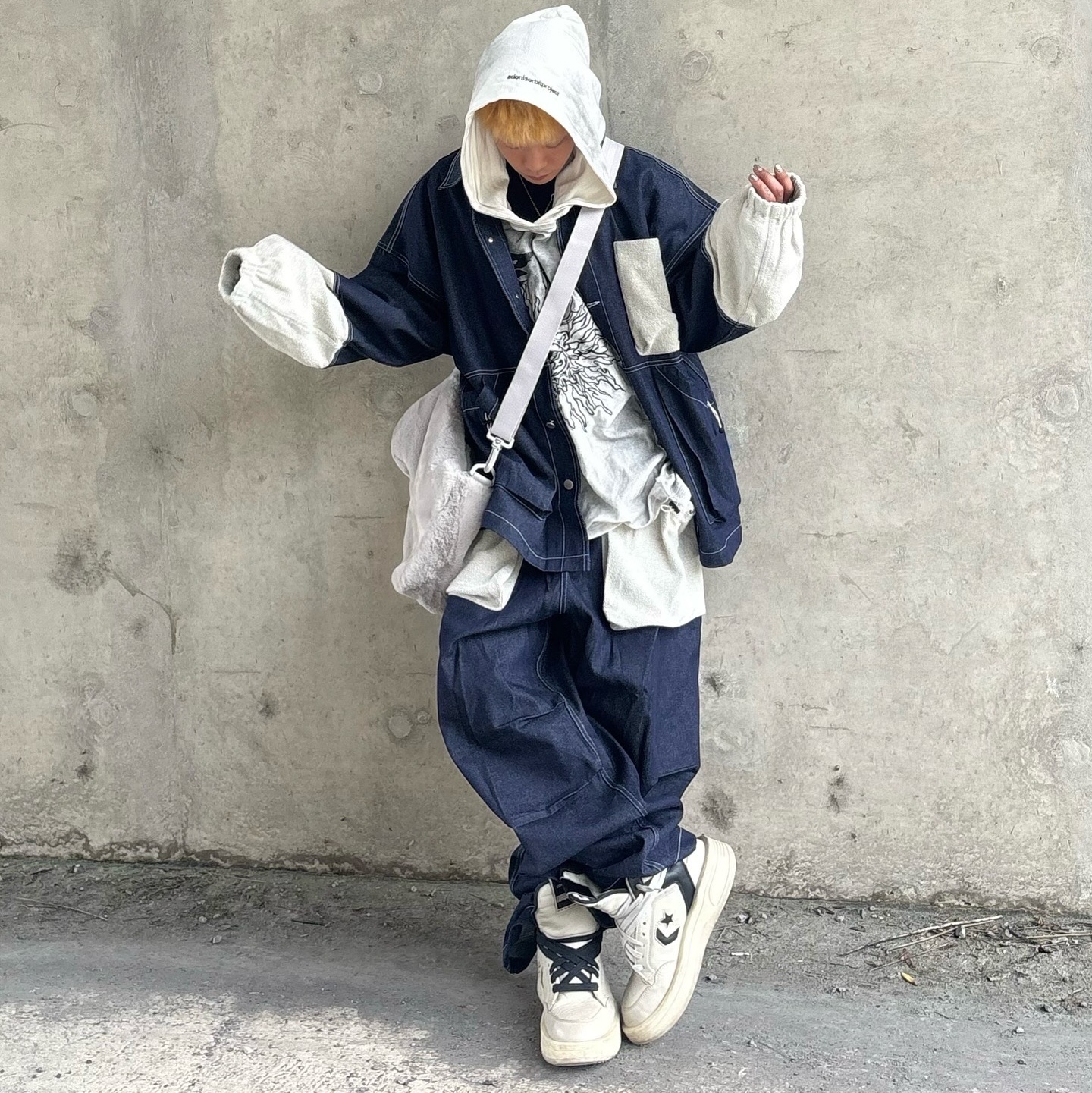 Converse x Drkshdw Turbowpn Pelican, Nike NSW Faux Fur Tote Bag Light Iron Ore 착용 스타일 - 2