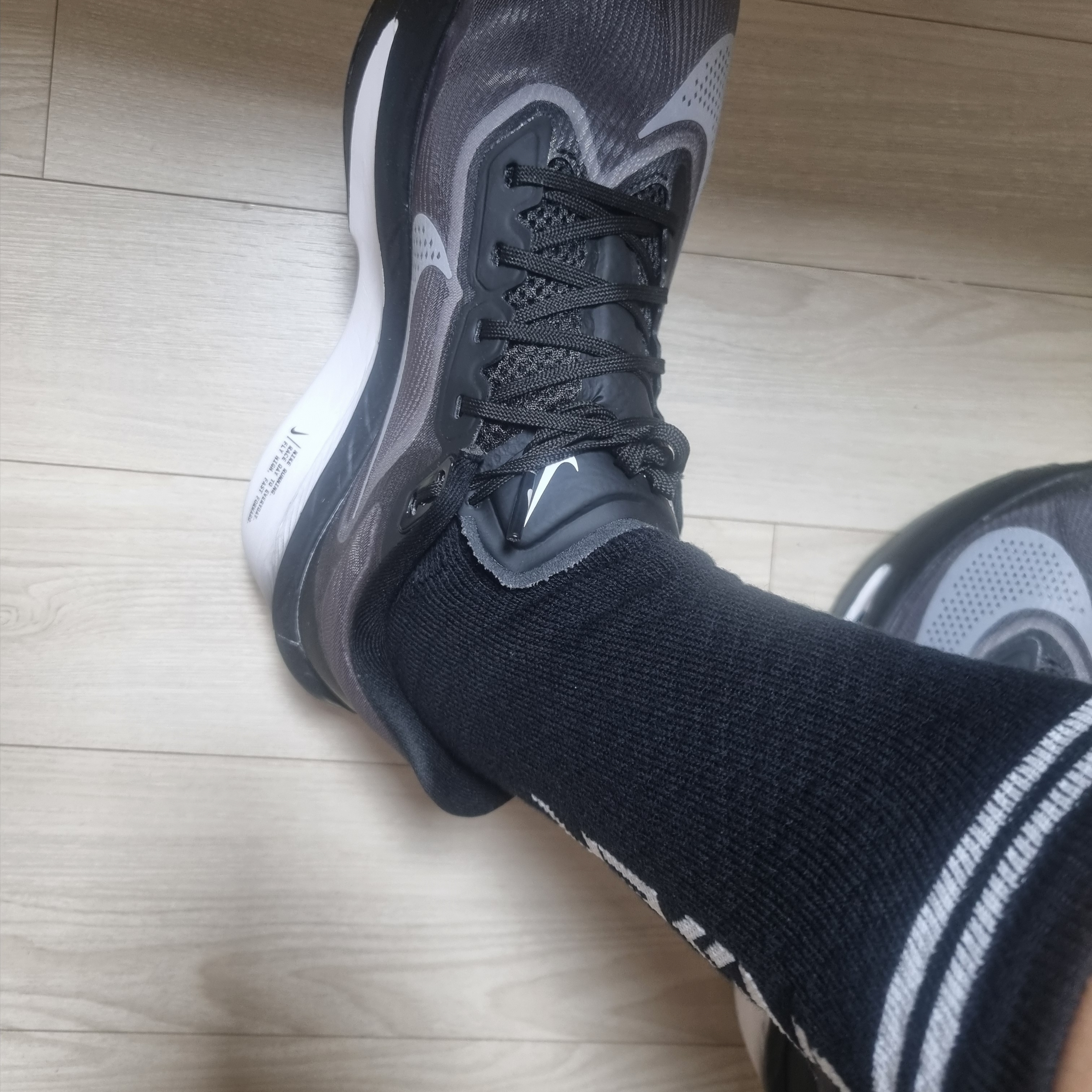 Nike Zoom Fly 6 Black Light Smoke Grey 착용 스타일