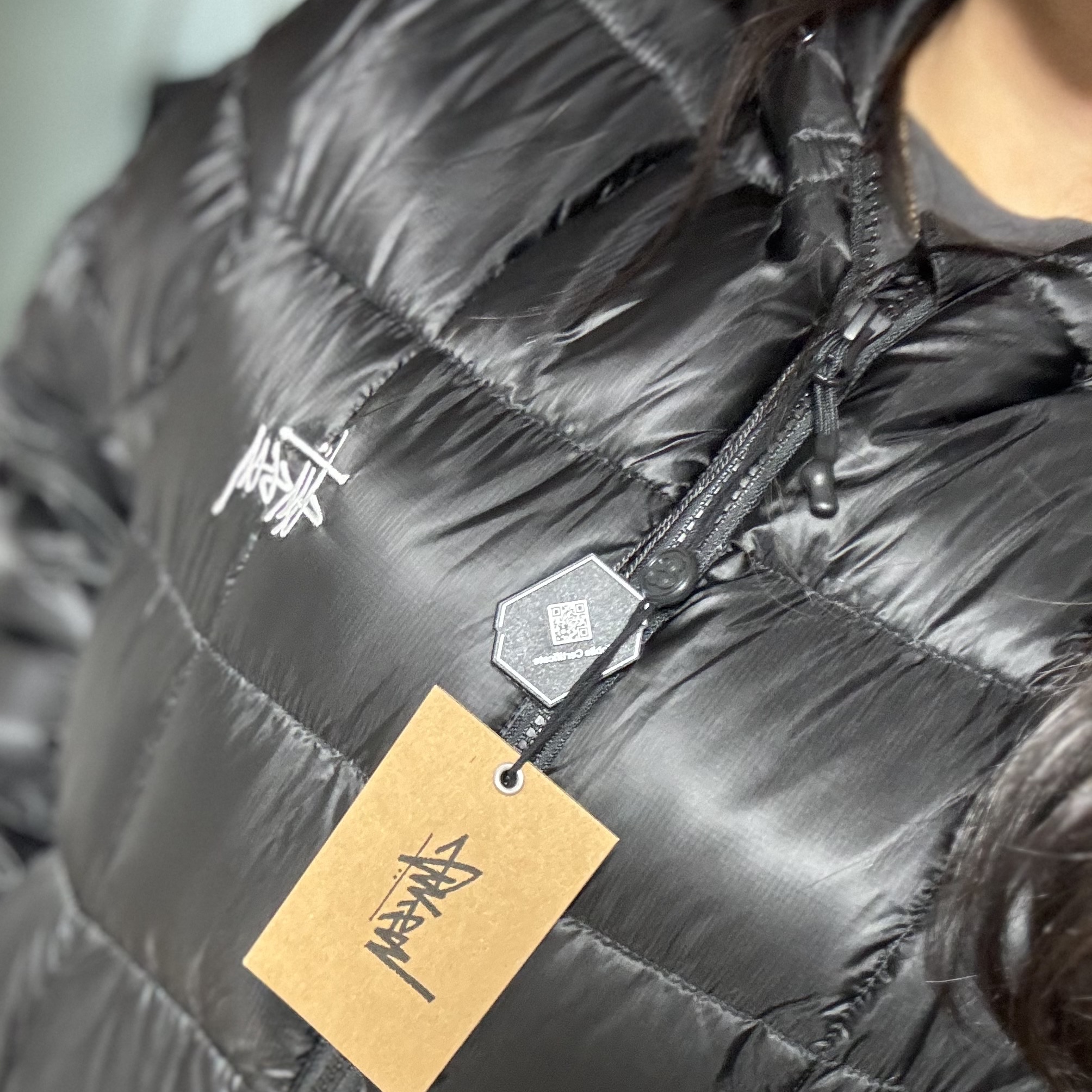 Stussy Midweight Hooded Puffer Black 착용 스타일 - 5