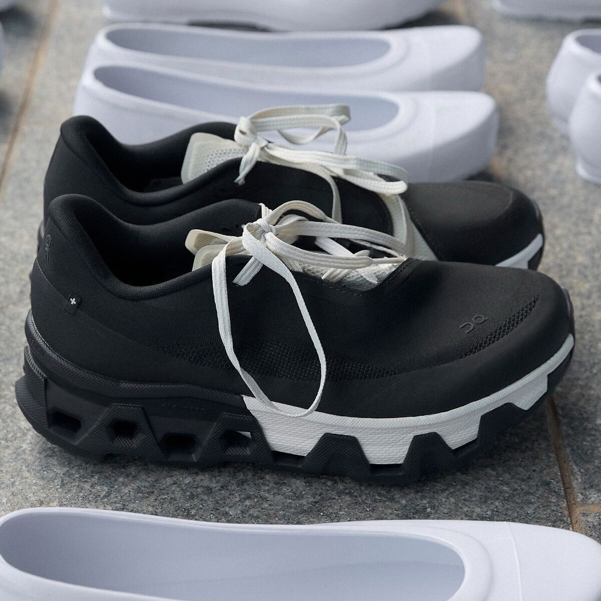 On Running x Post Archive Faction (Paf) Cloudmonster Hyper Black 착용 스타일 - 3