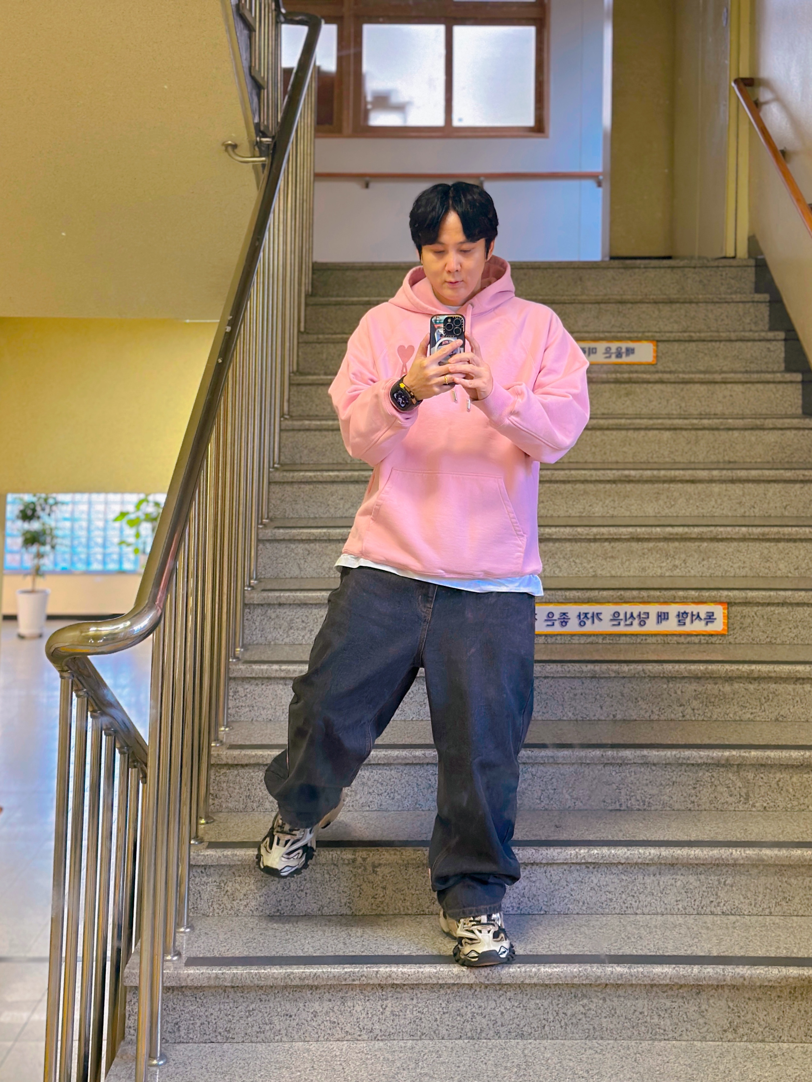 AMI de Coeur Tone-On-Tone Hoodie Pale Pink 착용 스타일 - 2