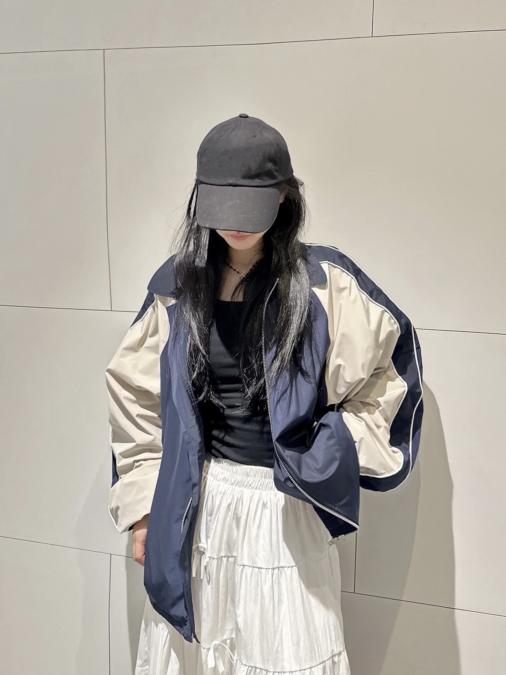 SLOW RECORD HOUSE Piping Line Windbreaker Navy 착용 스타일 - 2