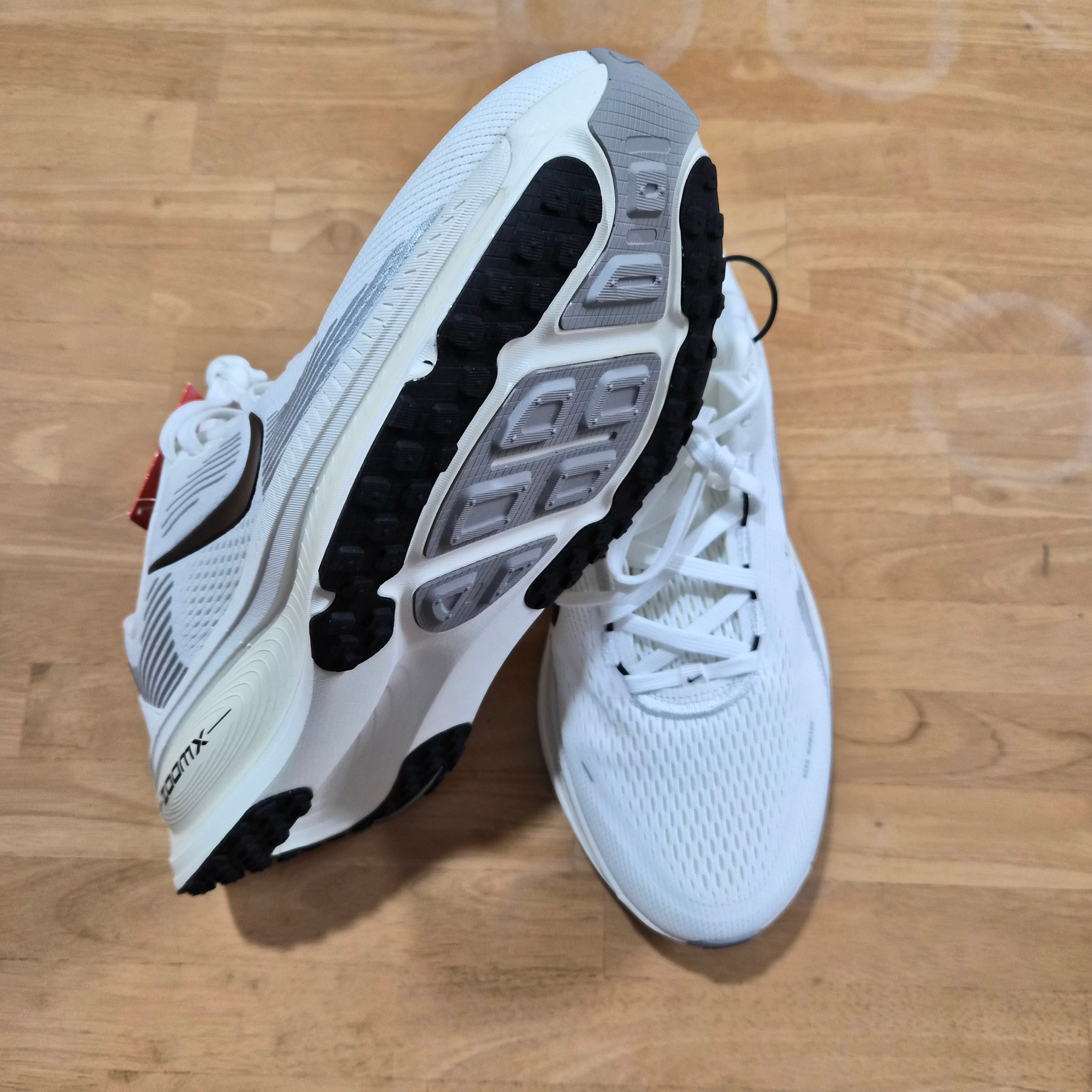 Nike Vomero 18 Summit White Coconut Milk 착용 스타일 - 3
