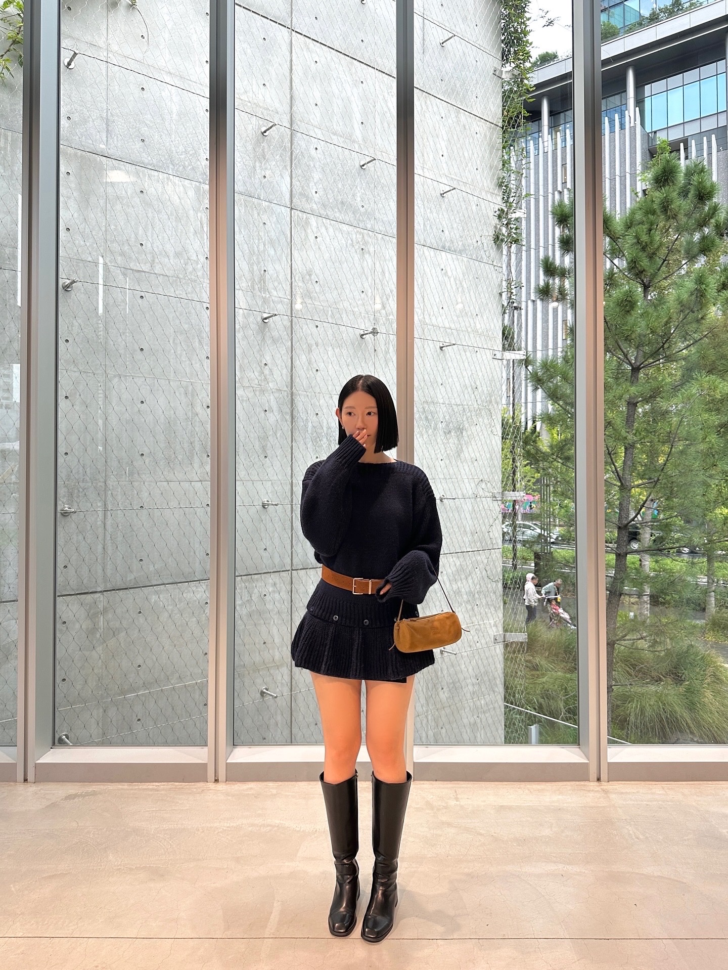 Miu Miu Suede Pouch Olive Green 착용 스타일 - 2