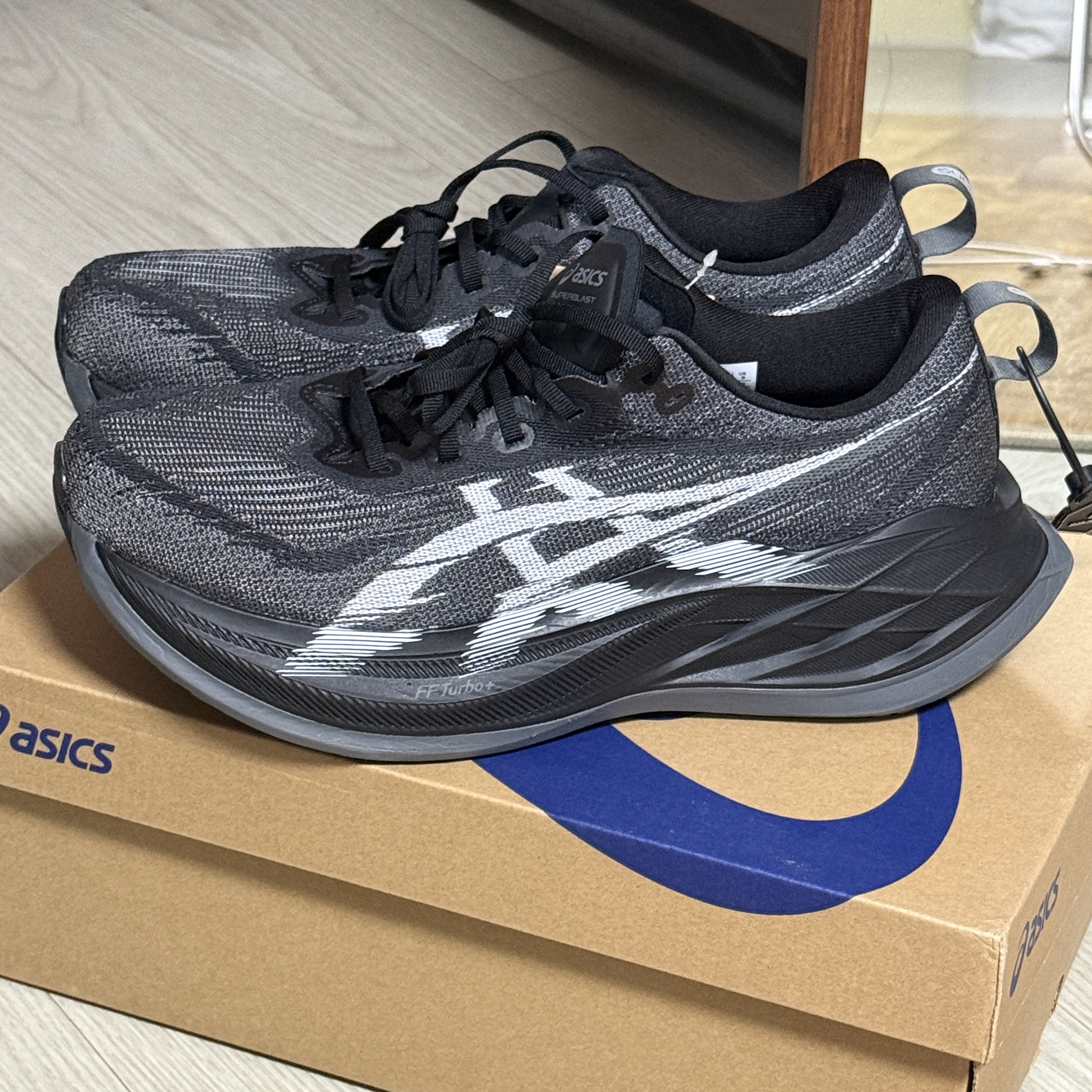 Asics Superblast 2 Black White 착용 스타일 - 1