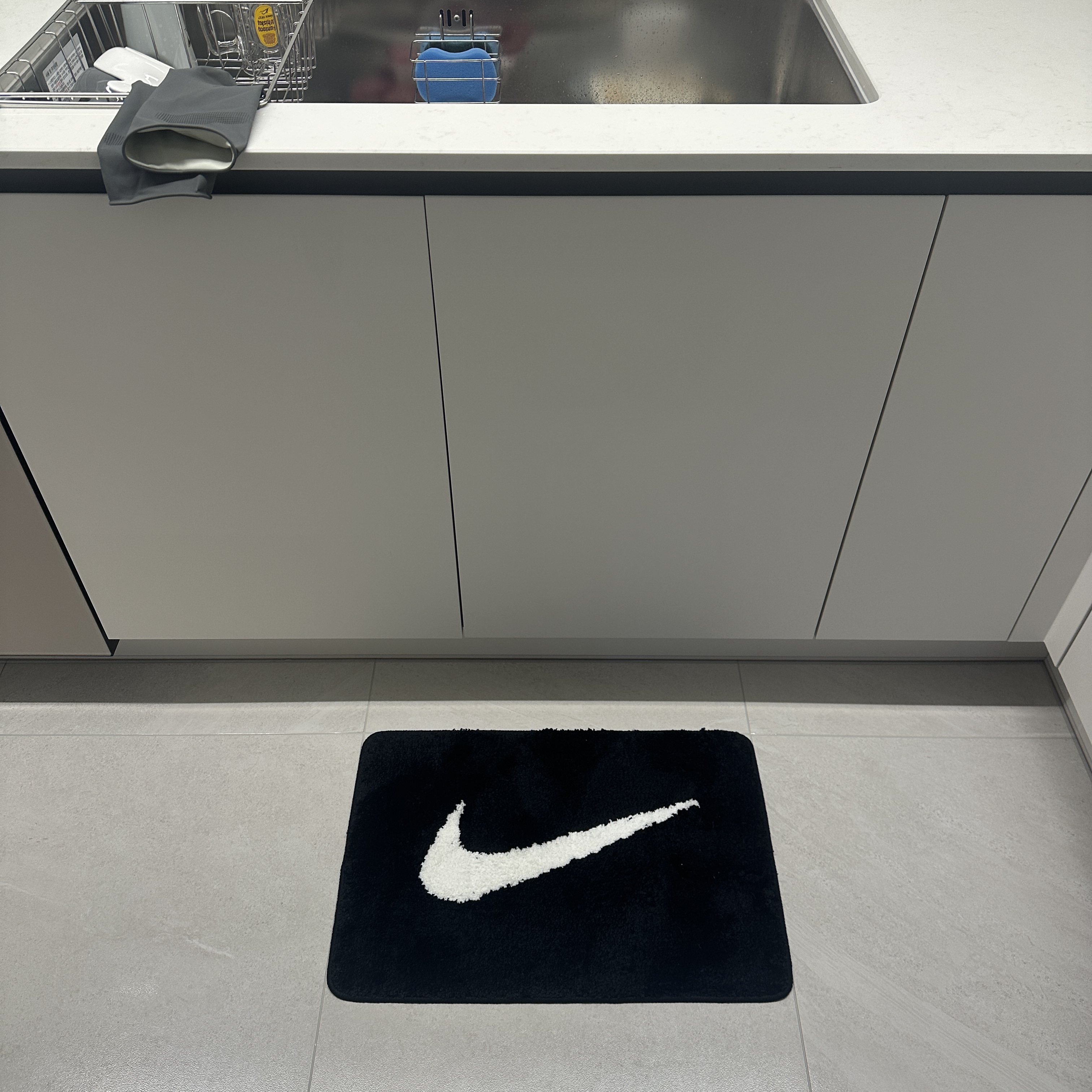 Nike Swoosh Rug Black White 착용 스타일