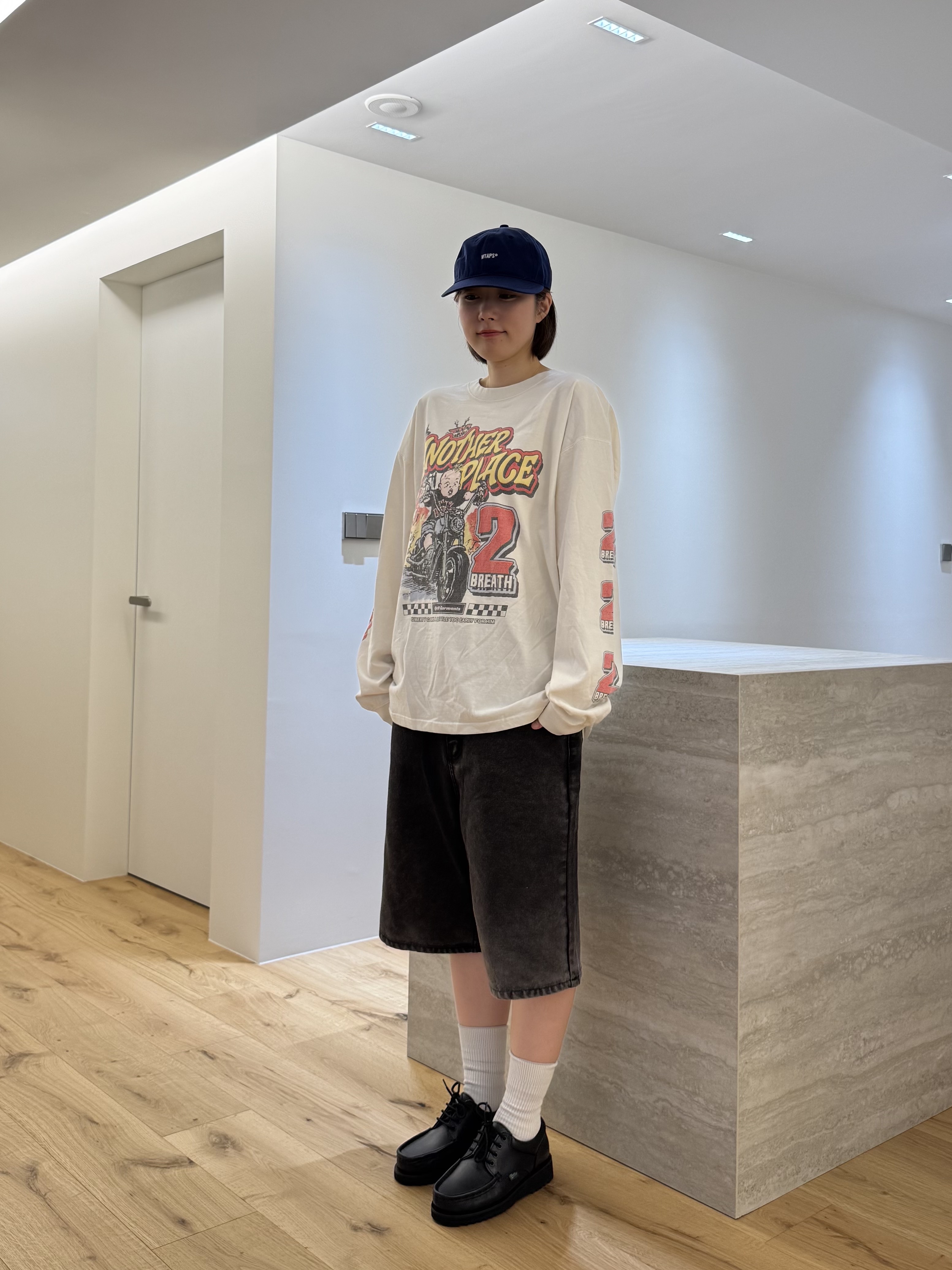 QT8 GARMENTS Another Place Washed Long Sleeve Ecru, QT8 GARMENTS Chain Denim Wide Bermuda Shorts Black 착용 스타일 - 3