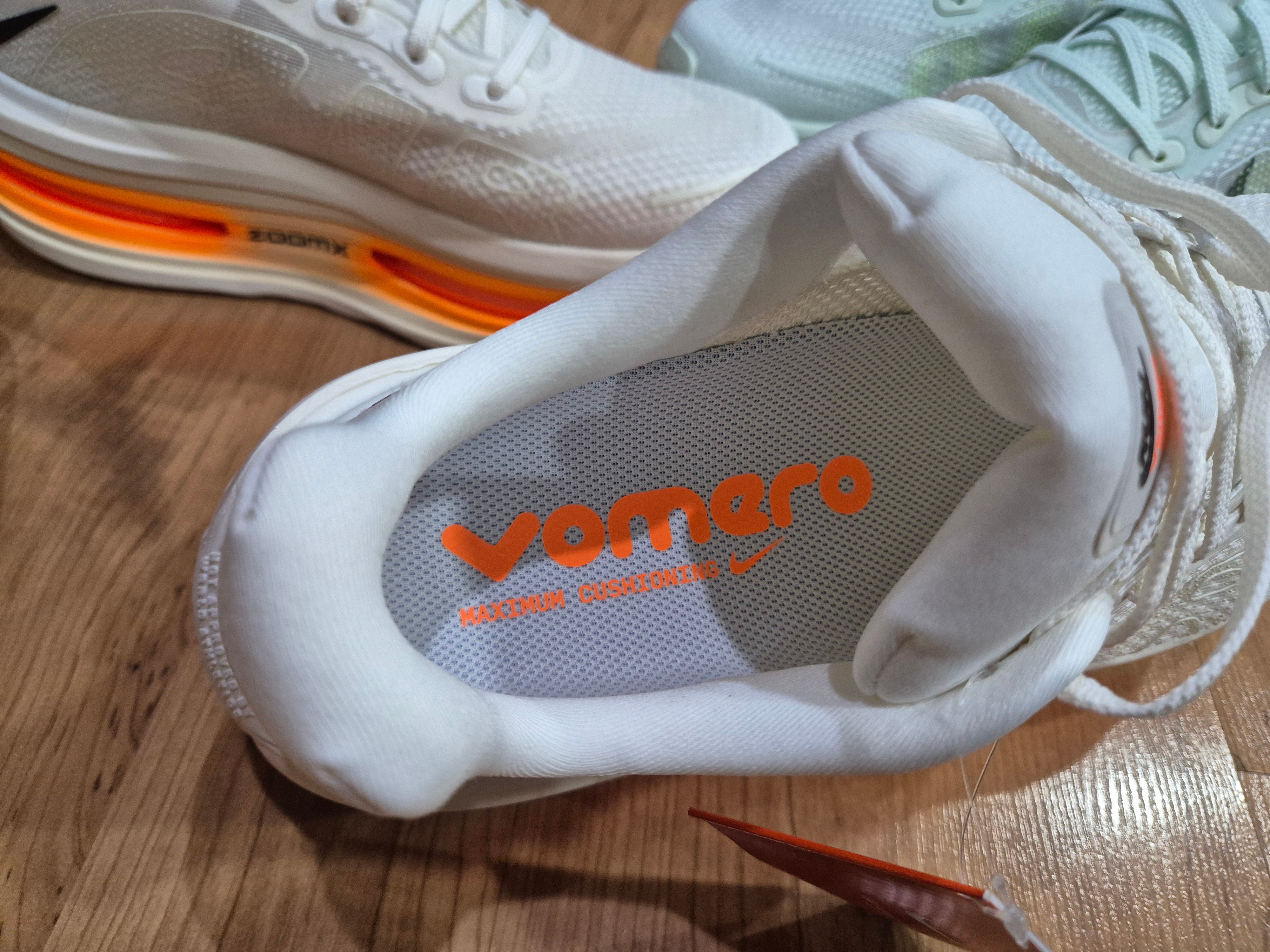 Nike Vomero Premium Sail Coconut Milk, Nike Vomero Premium  Barely Green Clay Green 착용 스타일 - 3