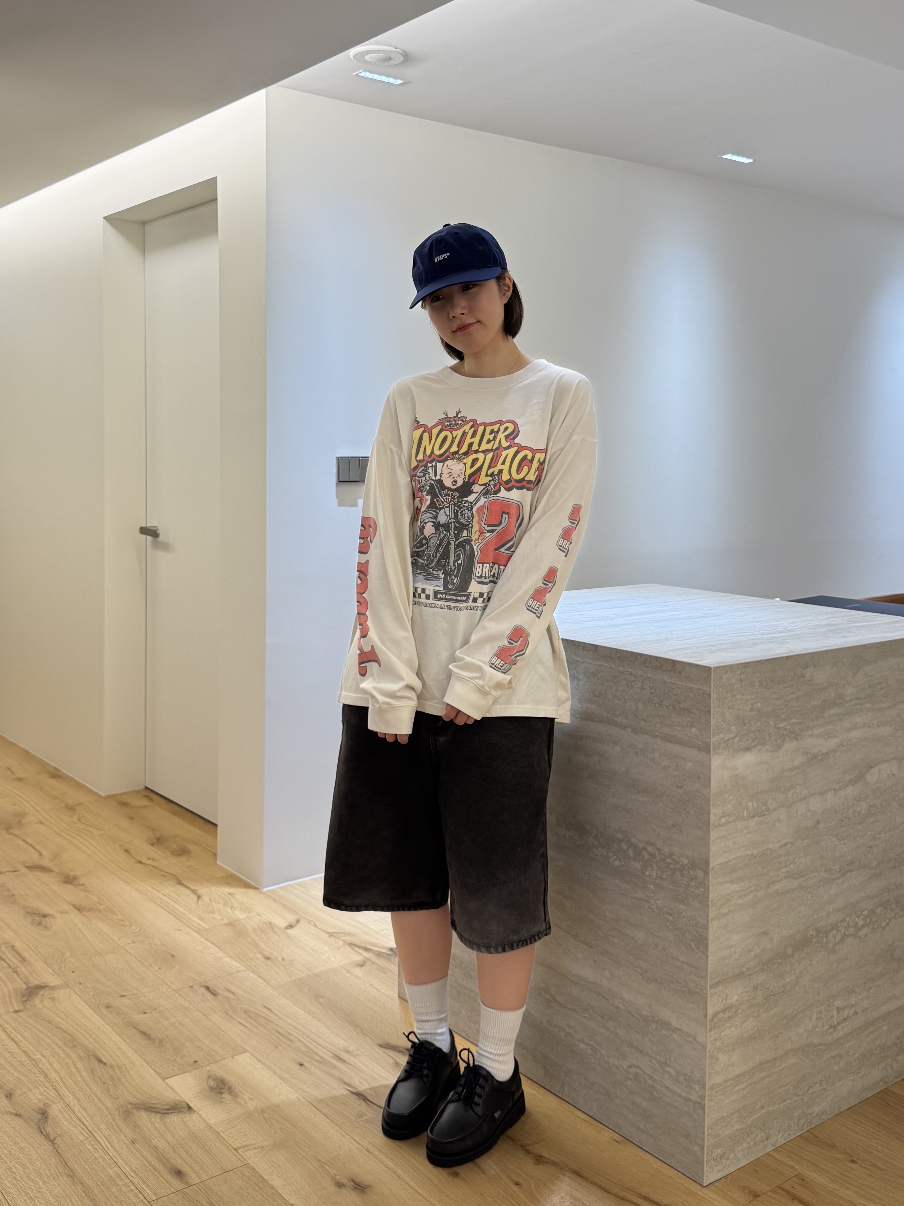 QT8 GARMENTS Another Place Washed Long Sleeve Ecru, QT8 GARMENTS Chain Denim Wide Bermuda Shorts Black 착용 스타일 - 2