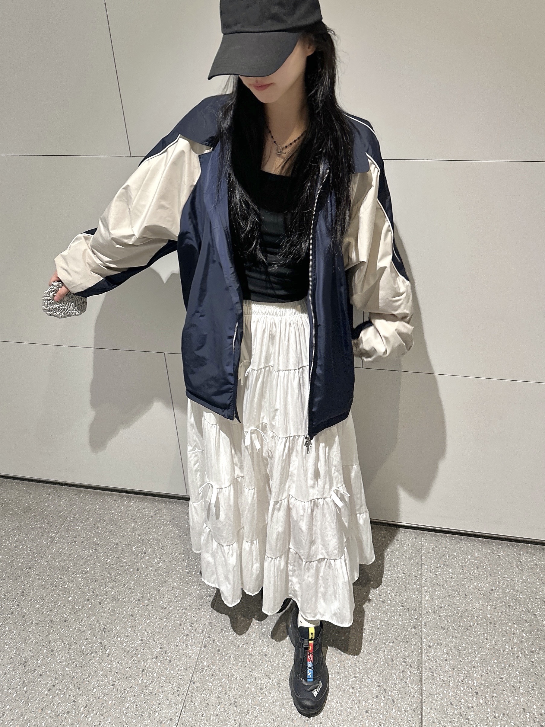SLOW RECORD HOUSE Piping Line Windbreaker Navy 착용 스타일 - 3