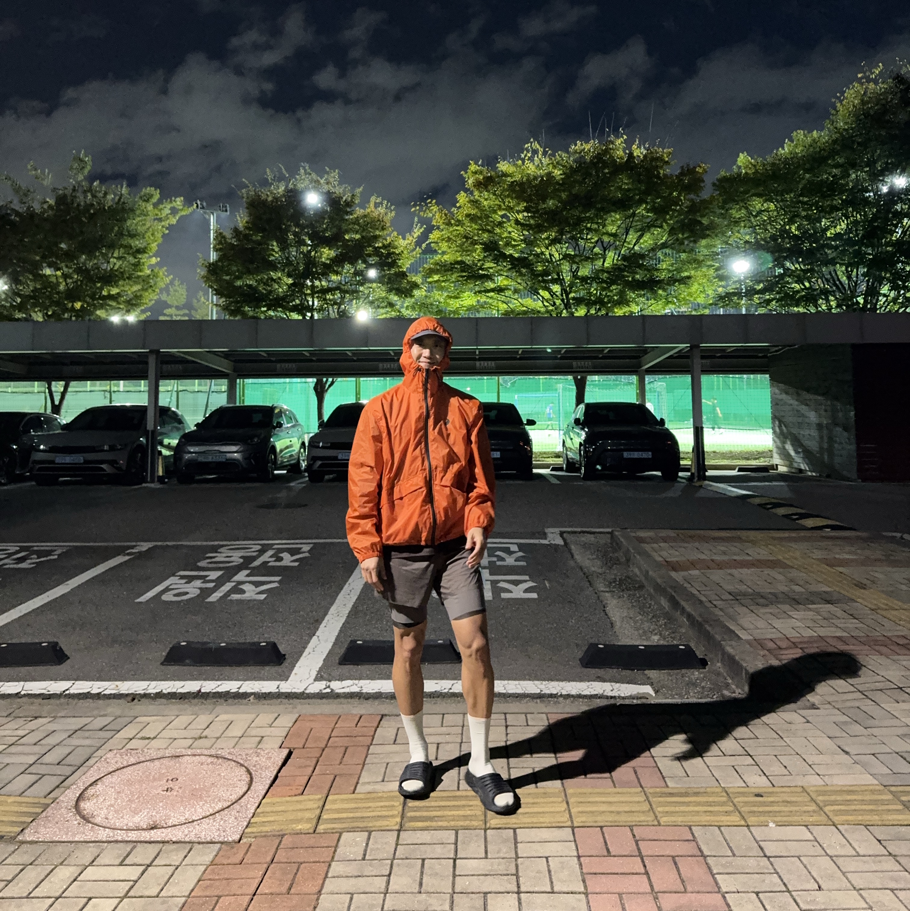 Gentle Monster x Maison Margiela MM204 Black Gray, Homme Plisse Issey Miyake MC June Hooded Jacket Black 착용 스타일 - 6