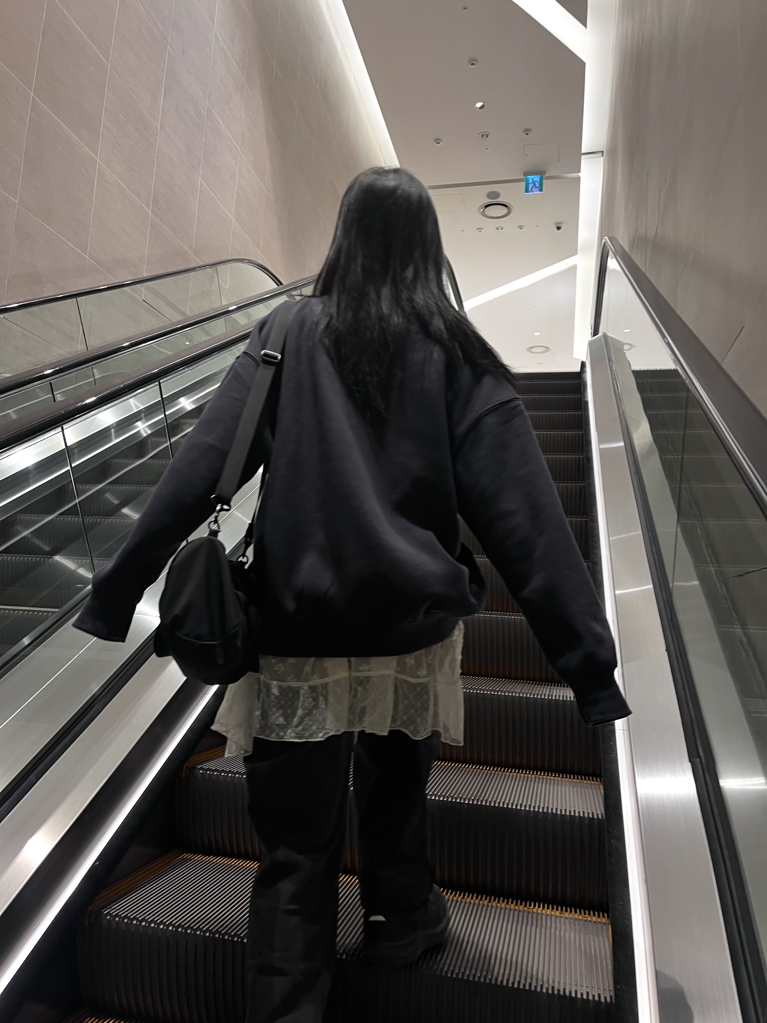 YESEYESEE Y.E.S Checkered Logo Sweatshirt Charcoal 착용 스타일 - 2