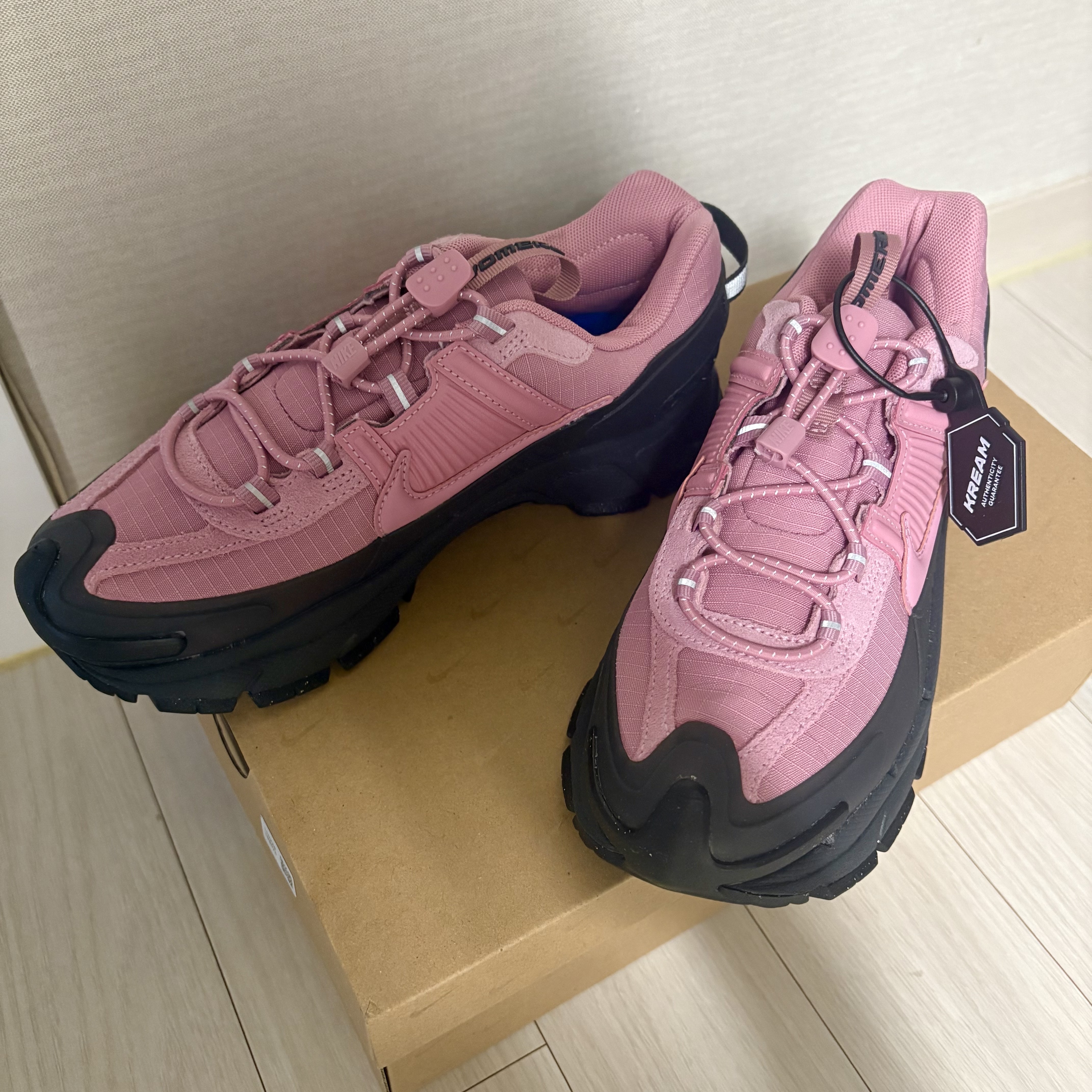(W) Nike Zoom Vomero Roam Anthracite Elemental Pink 착용 스타일