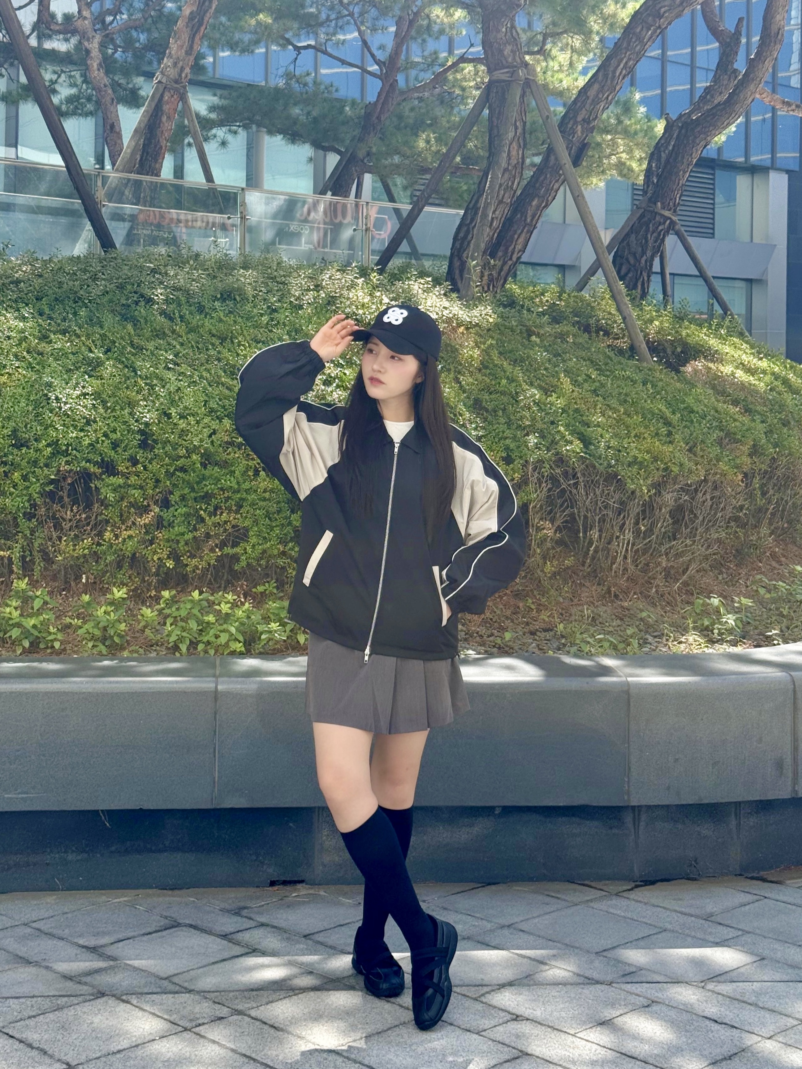 SLOW RECORD HOUSE Piping Line Windbreaker Black & Beige 착용 스타일 - 5