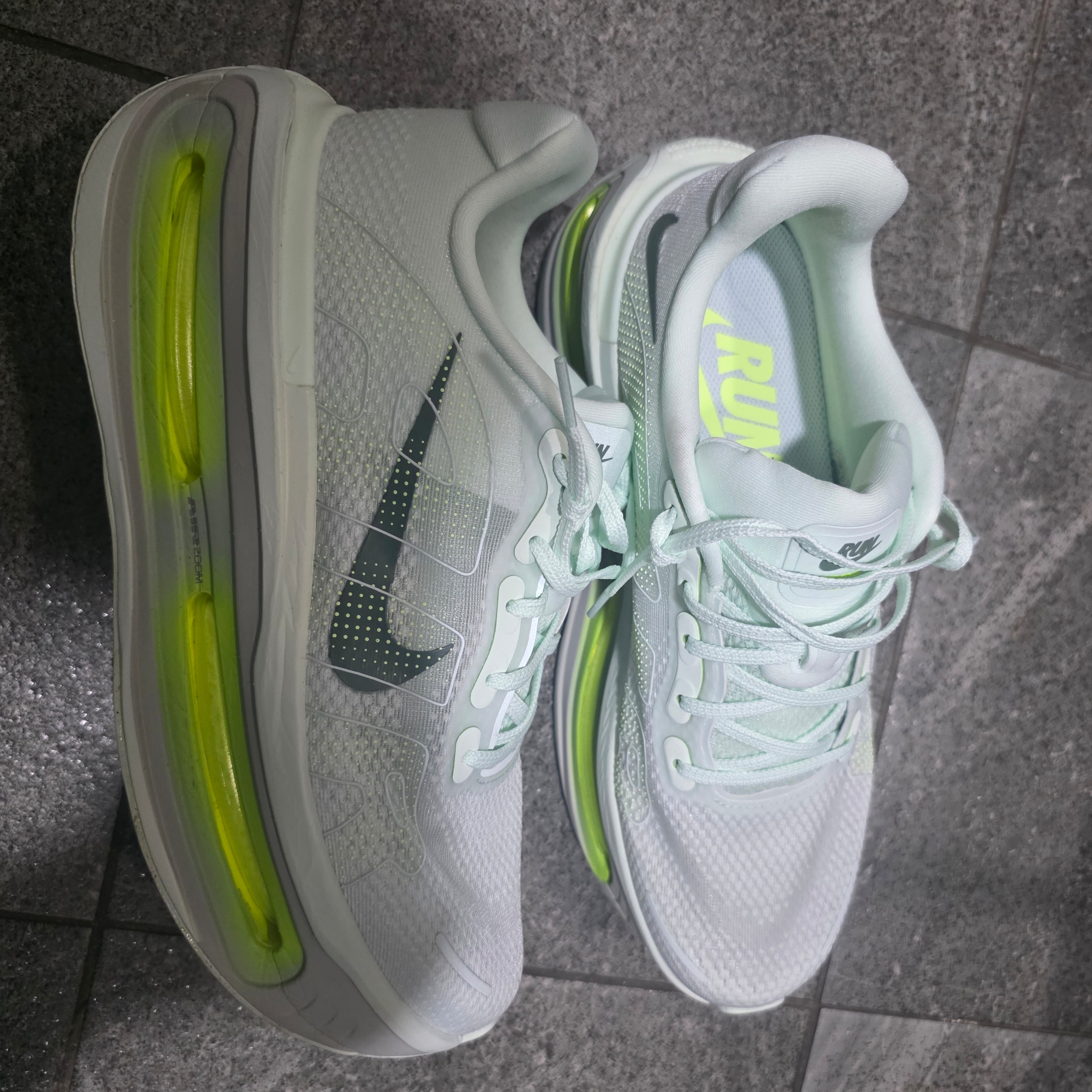 Nike Vomero Premium  Barely Green Clay Green 착용 스타일