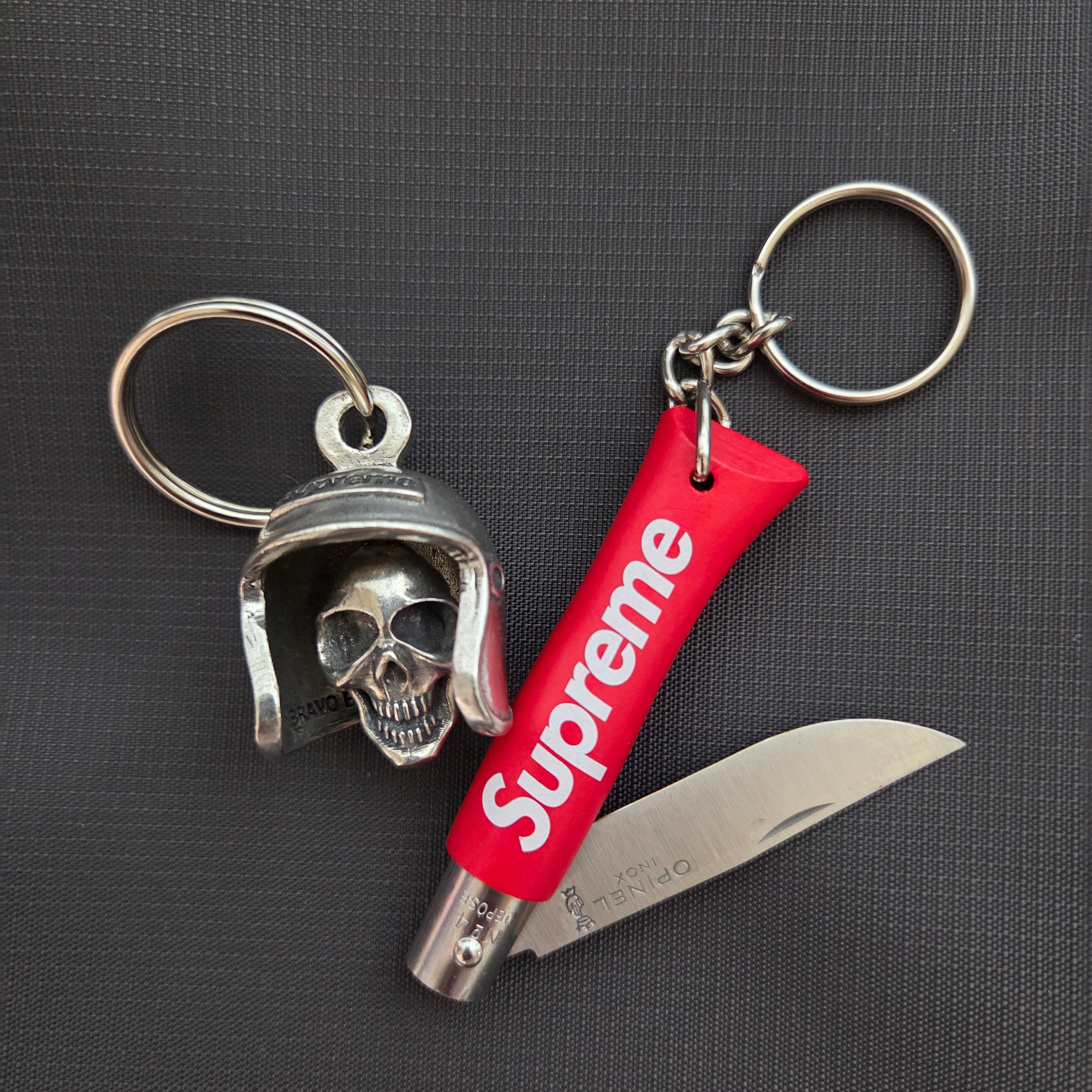 Supreme x Opinel No. 4 Knife Keychain Red - 25FW, Supreme Skull Bell Keychain Silver - 25SS 착용 스타일