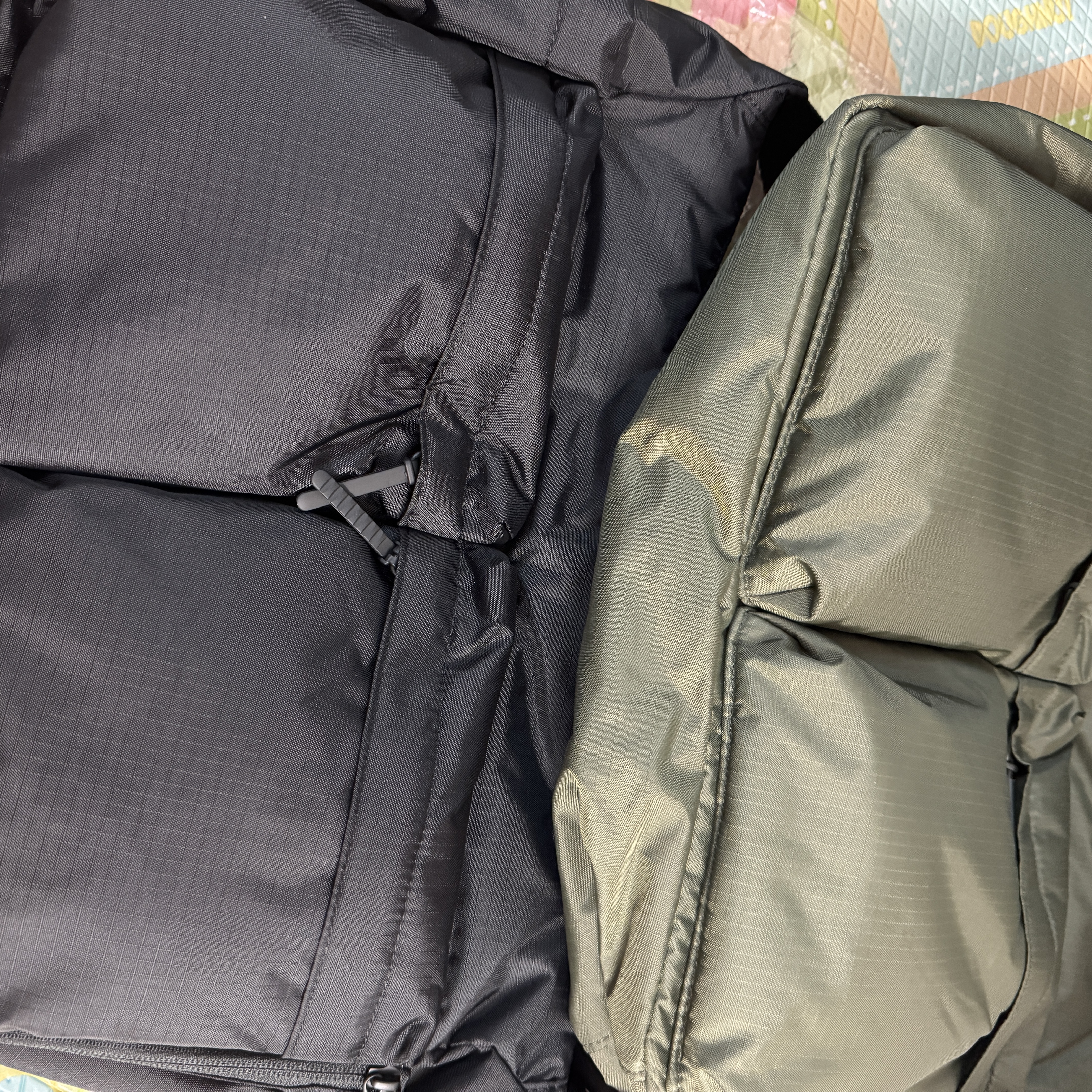 Uniqlo Multi Pocket Shoulder Bag Olive 착용 스타일