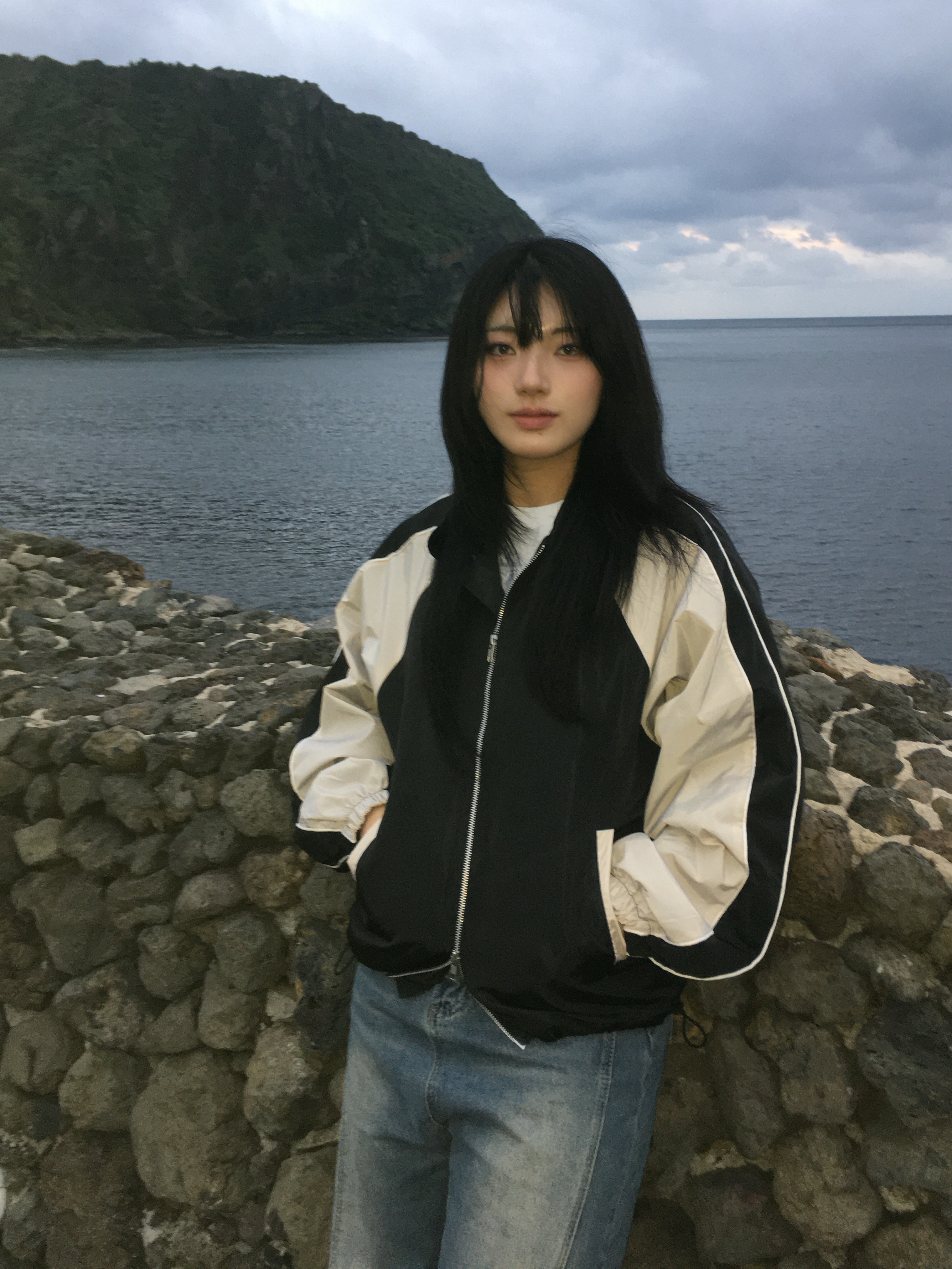 SLOW RECORD HOUSE Piping Line Windbreaker Black & Beige 착용 스타일 - 1