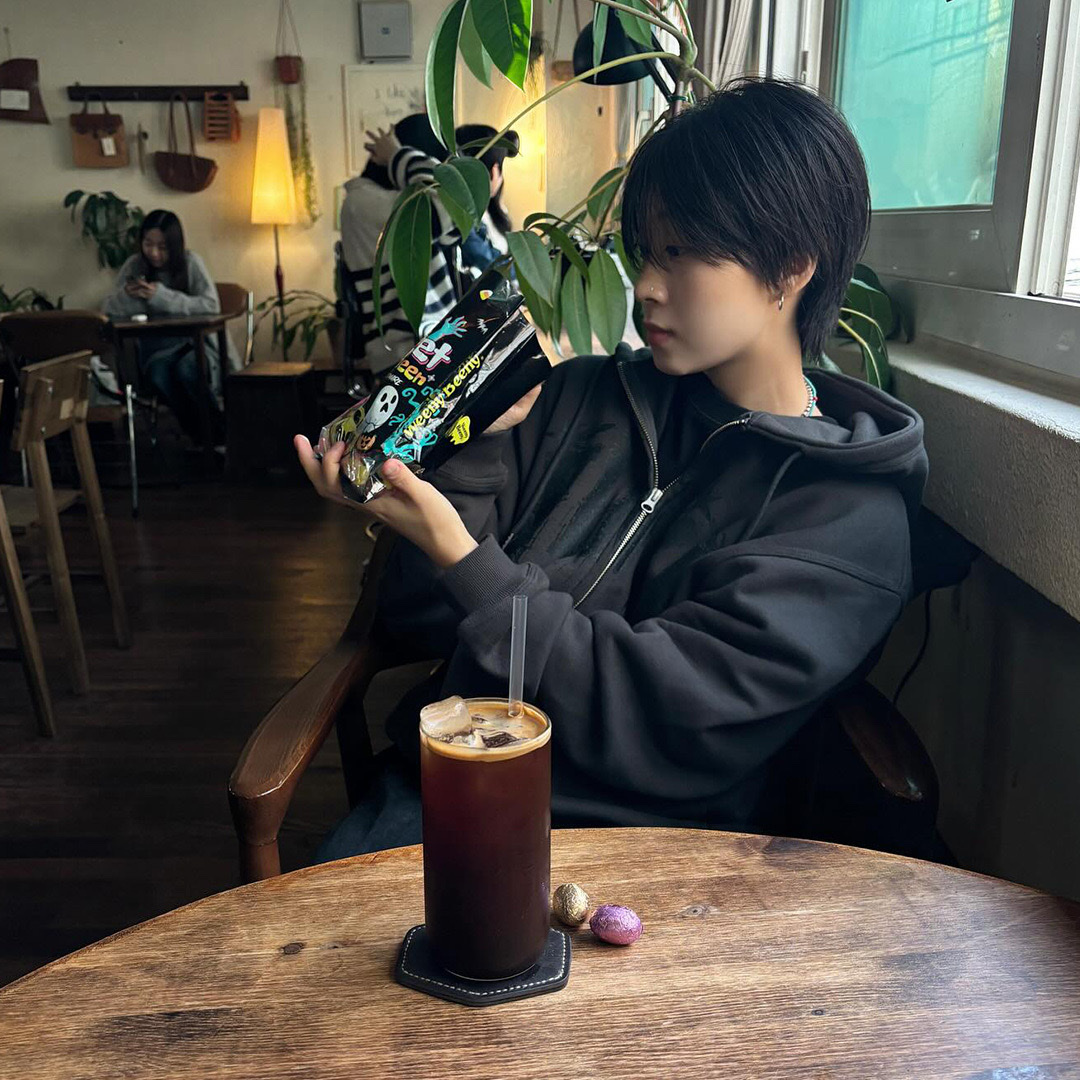 Thevinylhouse Graphic Hoodie Zip Up Charcoal, Nonnod Double knee cover pants Vintage black 착용 스타일 - 1