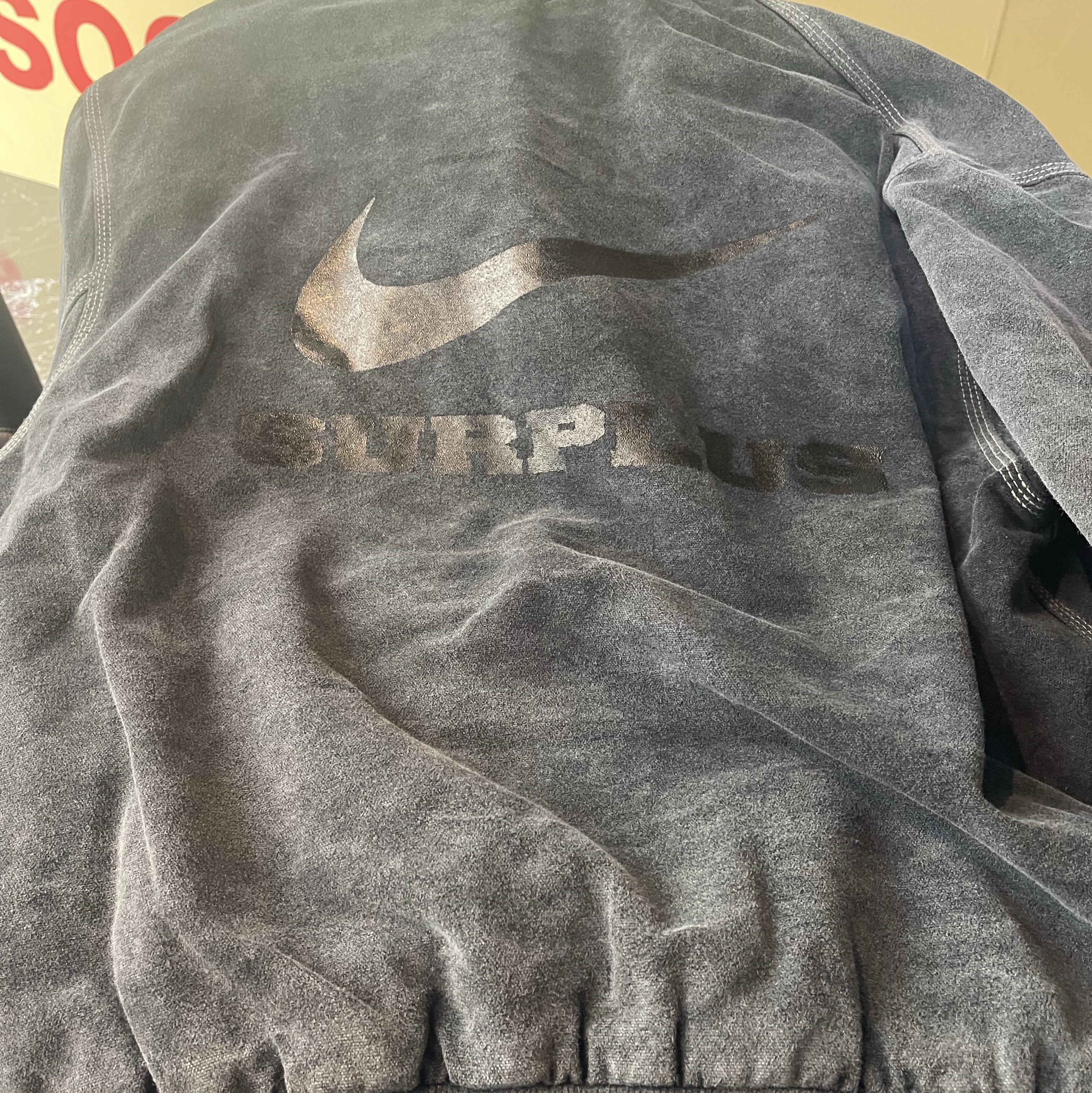 Carhartt WIP x Nike OG Active Jacket Charcoal - Surplus 2025 Exclusive, Carhartt WIP x Nike Graphic Pocket T-Shirt Black - Surplus 2025 Exclusive 착용 스타일 - 2