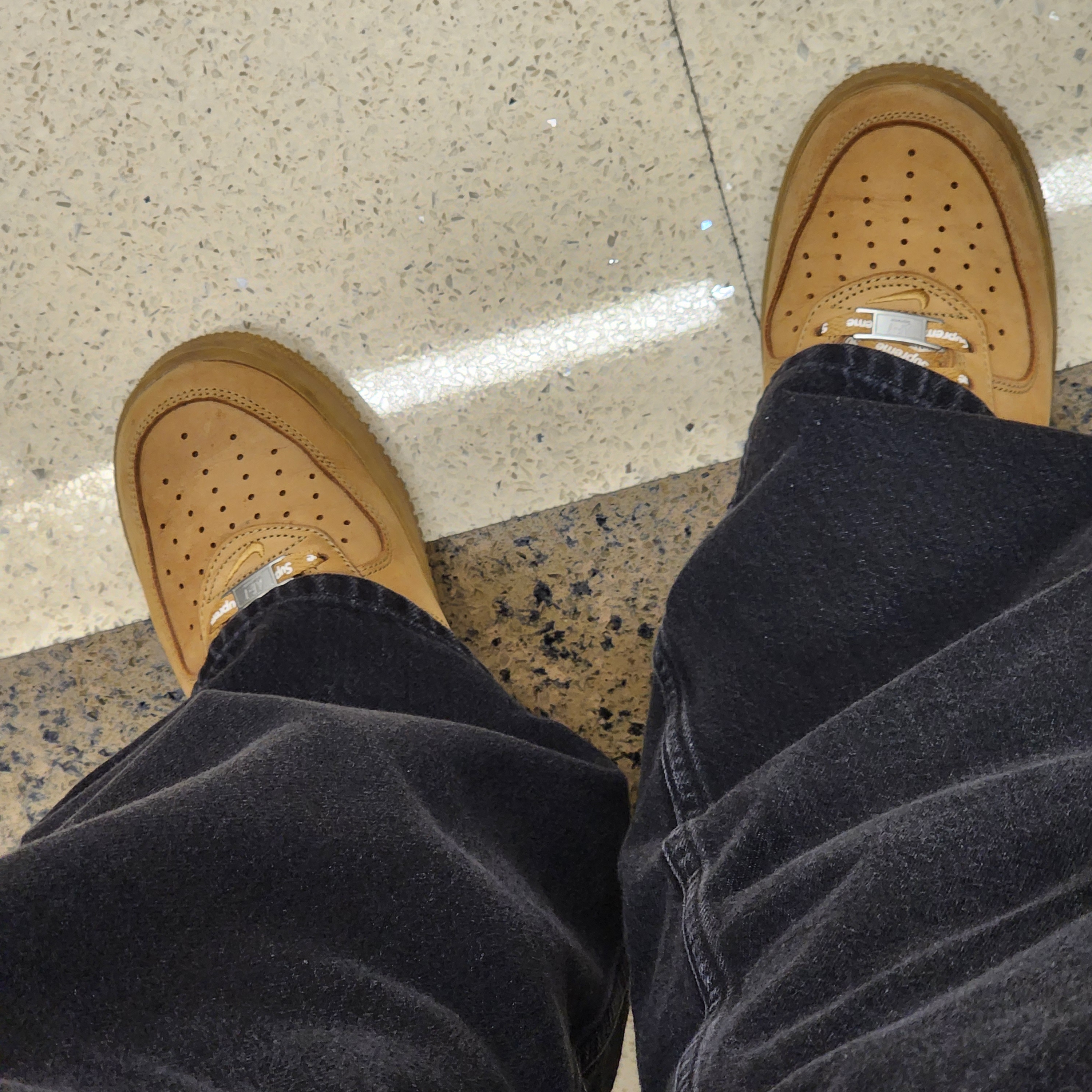 Nike x Supreme Air Force 1 Low Flax 착용 스타일