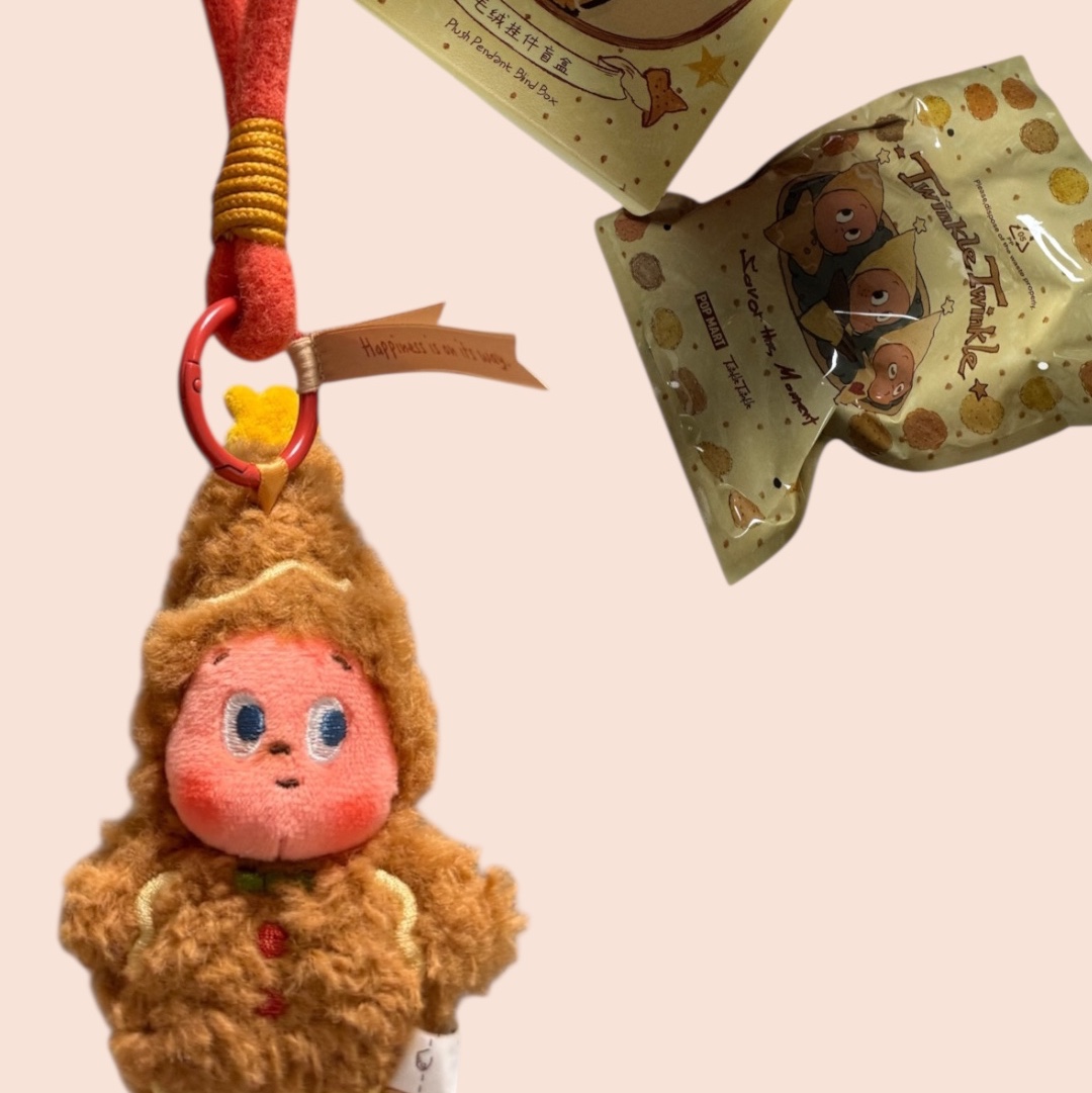 Pop Mart Twinkle Twinkle Savor the Moment Series-Fresh-Baked Mini Cookies Plush Pendant Vanilla Crunch (Opened Case) 착용 스타일
