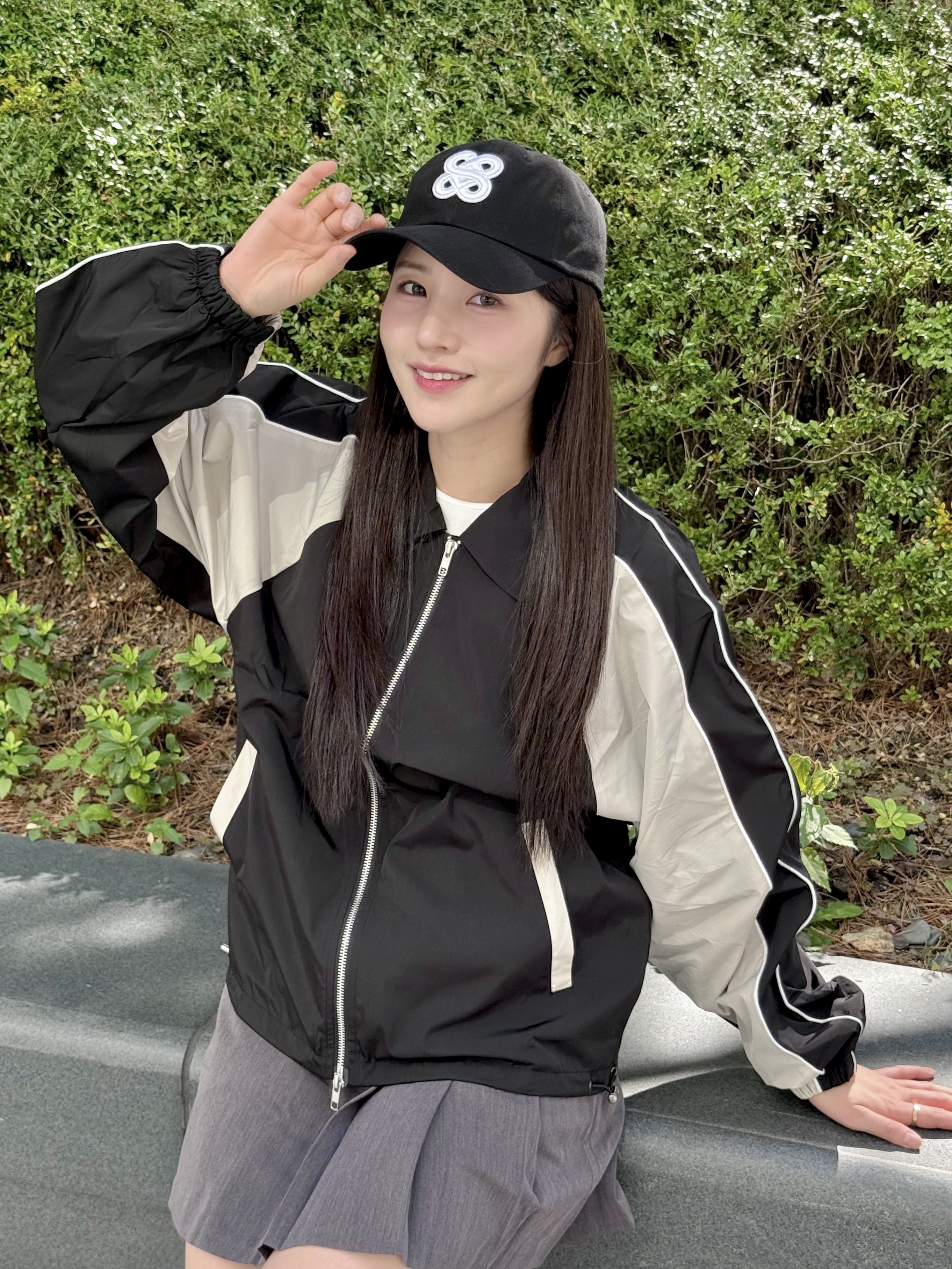 SLOW RECORD HOUSE Piping Line Windbreaker Black & Beige 착용 스타일 - 3