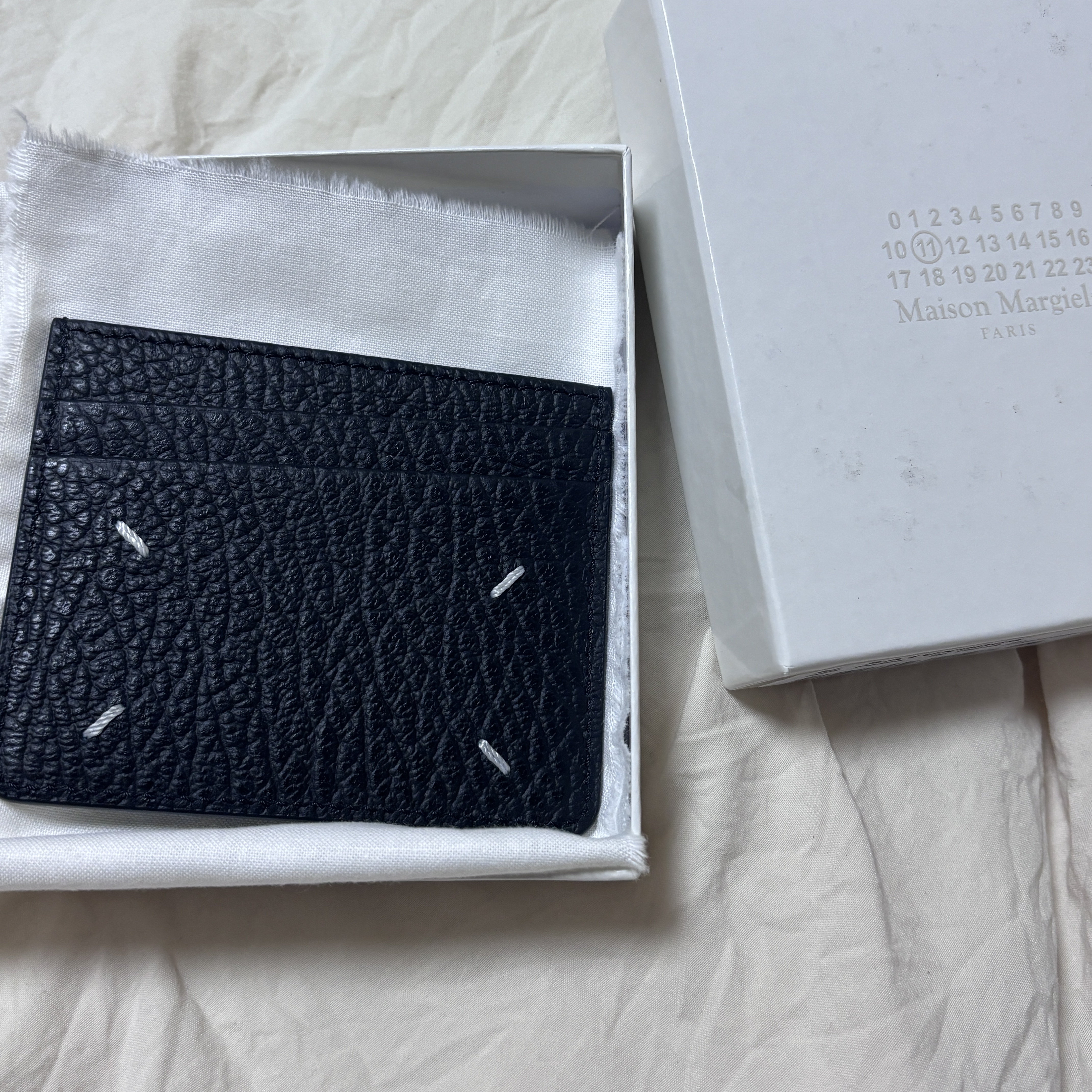 Maison Margiela Stitch Card Holder Black 착용 스타일 - 1