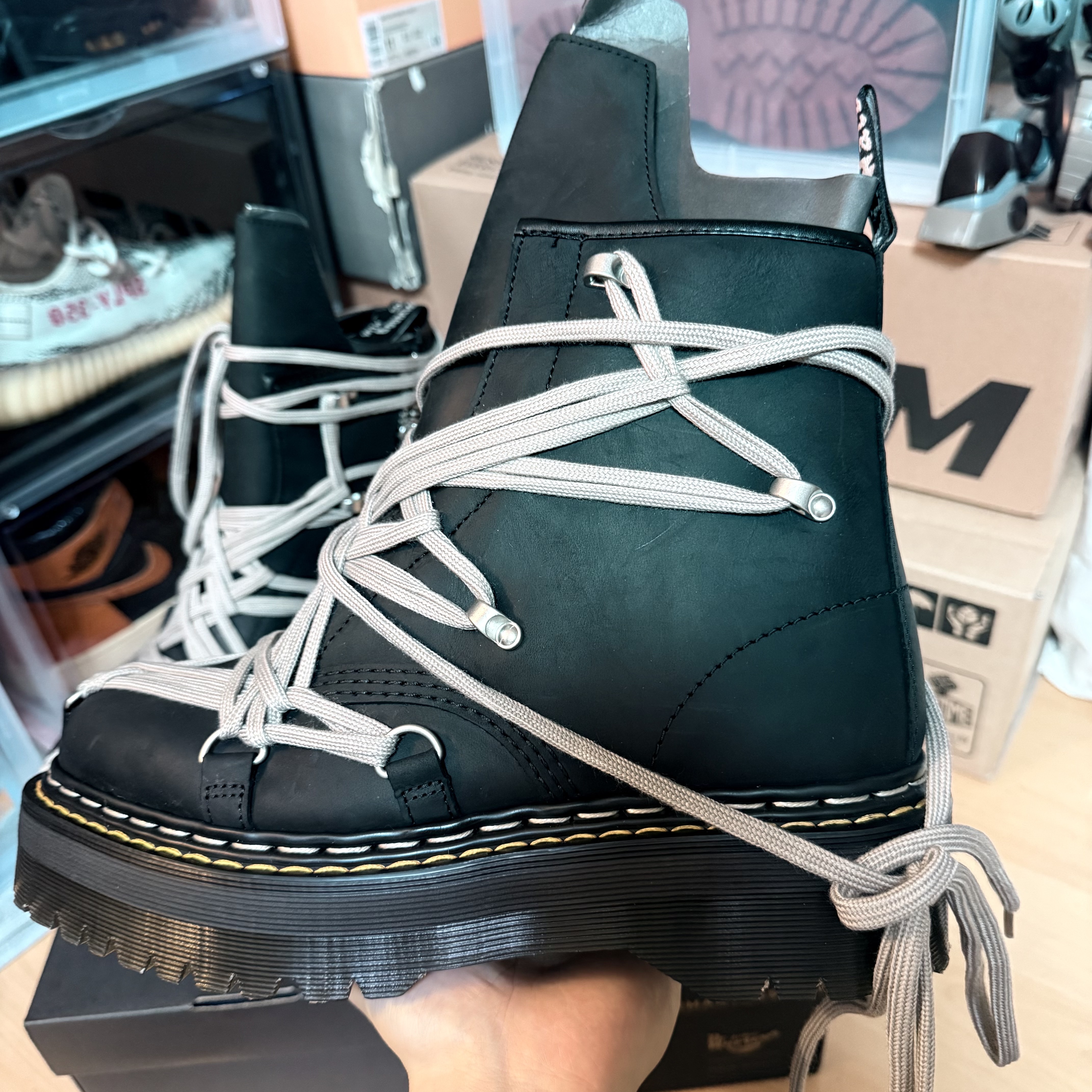 Dr. Martens x Rick Owens 1460 Quad Sole Mega Lace Boots Black, Stussy Jacquard Knit Bucket Hat Natural 착용 스타일 - 7