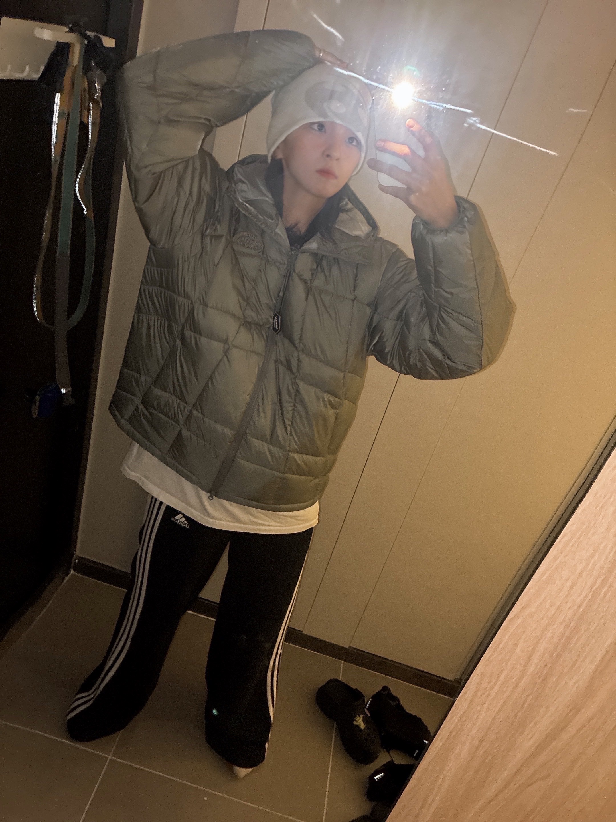 The North Face Wave LT On Jacket Gray, Sansan Gear Logo Beanie White 착용 스타일 - 1