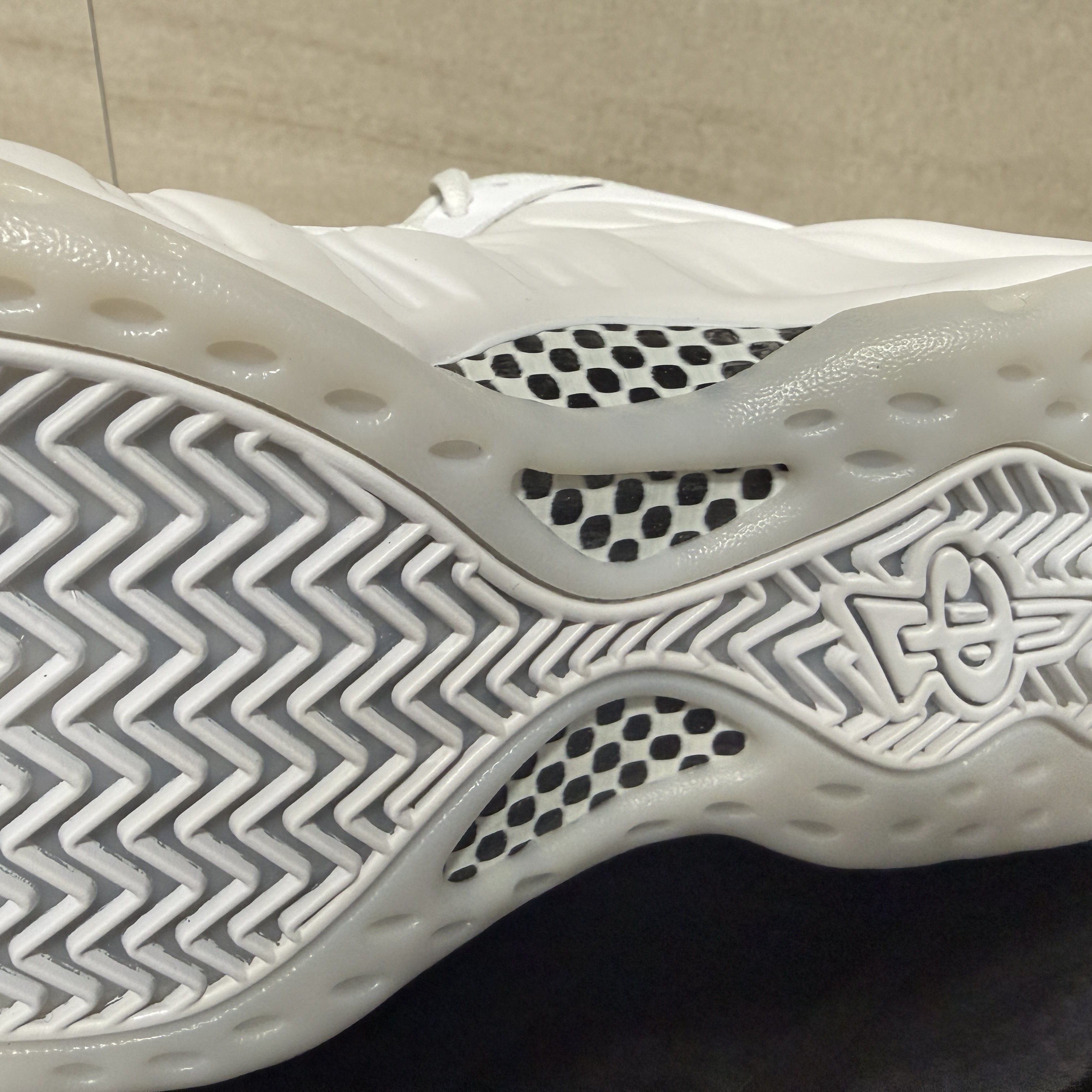 Nike Air Foamposite One Triple White 착용 스타일 - 2