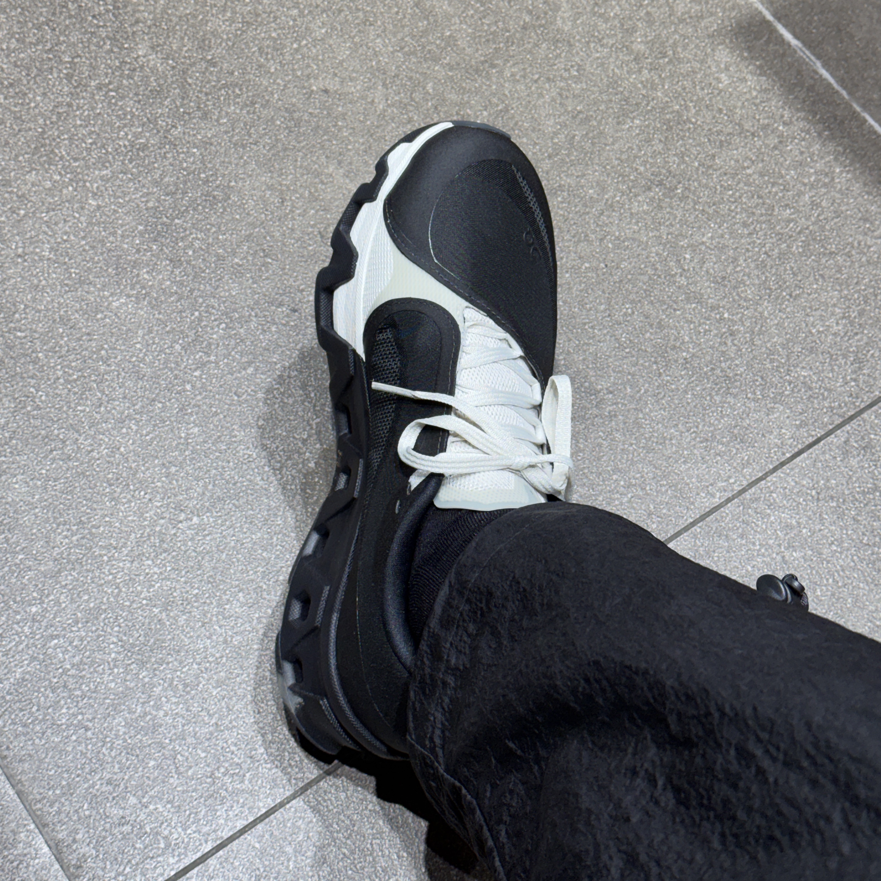 On Running x Post Archive Faction (Paf) Cloudmonster Hyper Black 착용 스타일 - 4