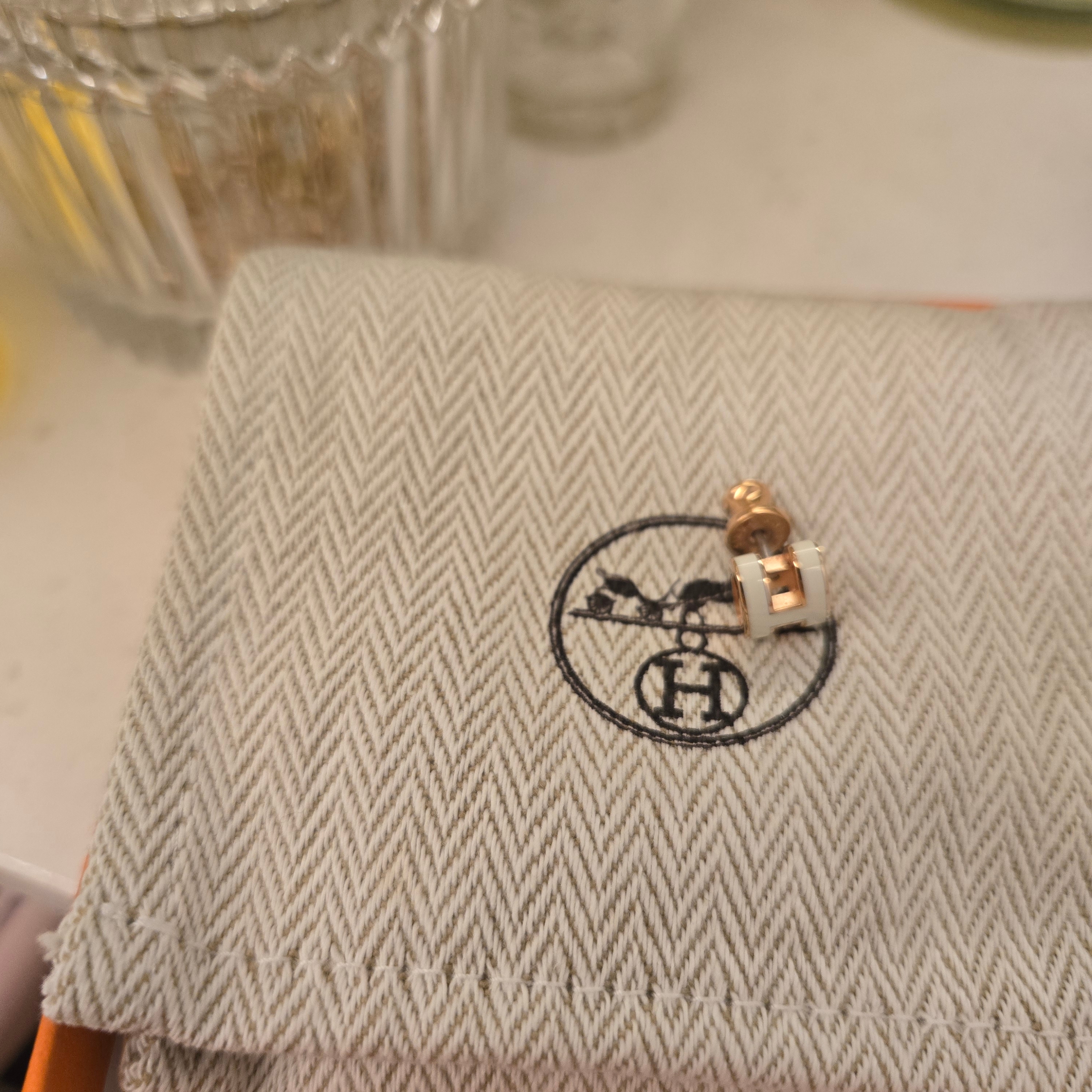 (W) Hermes Mini Pop H Earrings Rose Gold & Blanc 착용 스타일 - 1