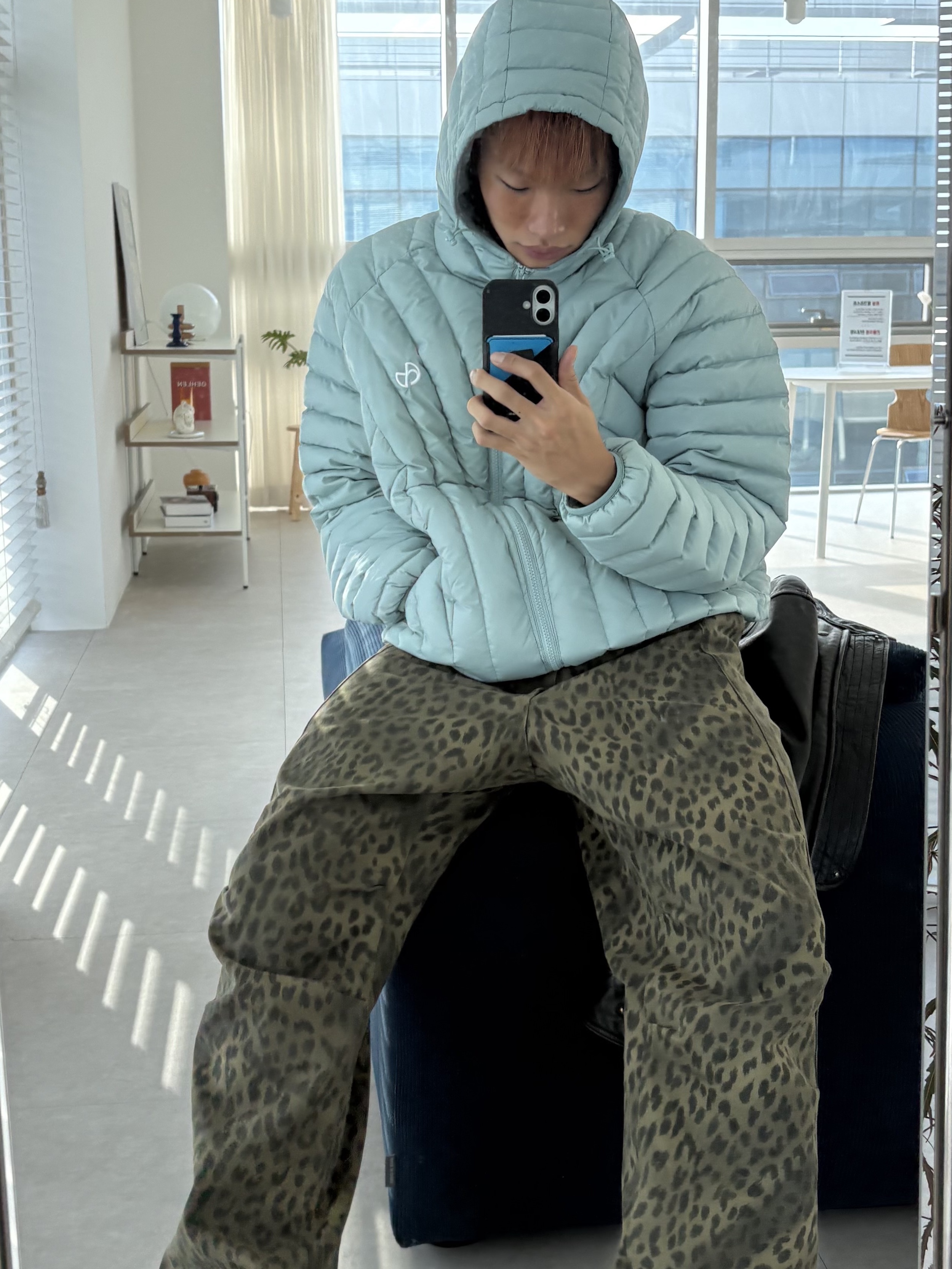 [KREAM 단독] NOMANUAL Nubes Light Duck Down Marina 착용 스타일 - 1