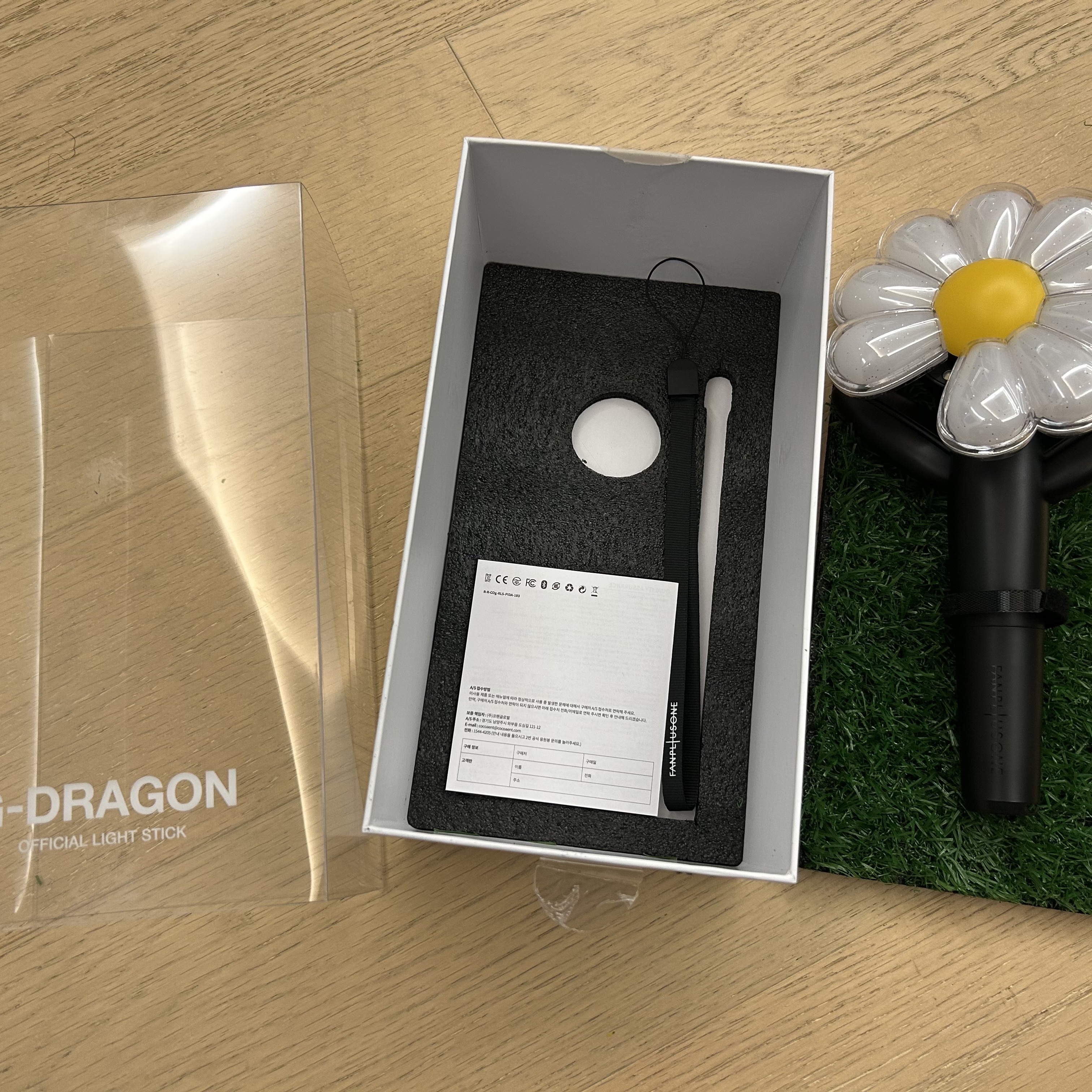 G-DRAGON Ubermensch Official Light Stick 착용 스타일