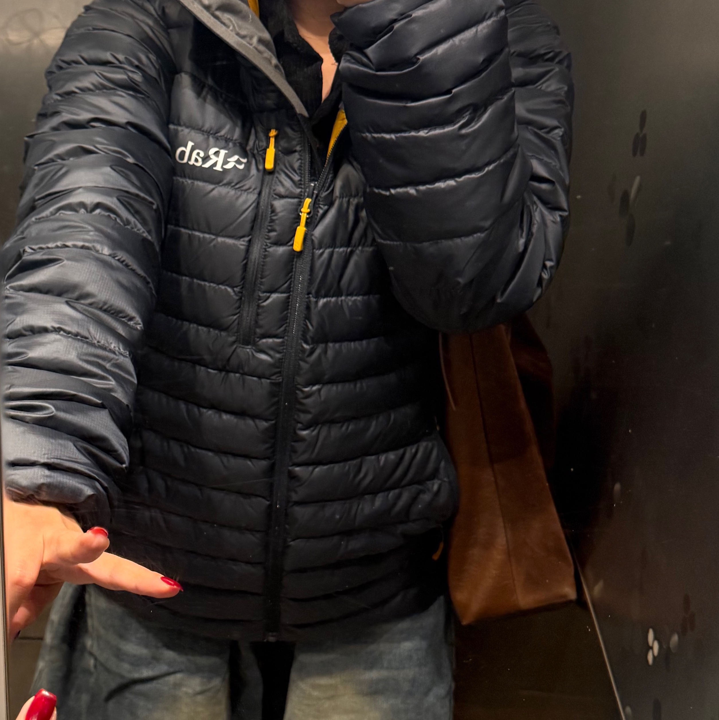 Rab Microlight Alpine Jacket Beluga 착용 스타일