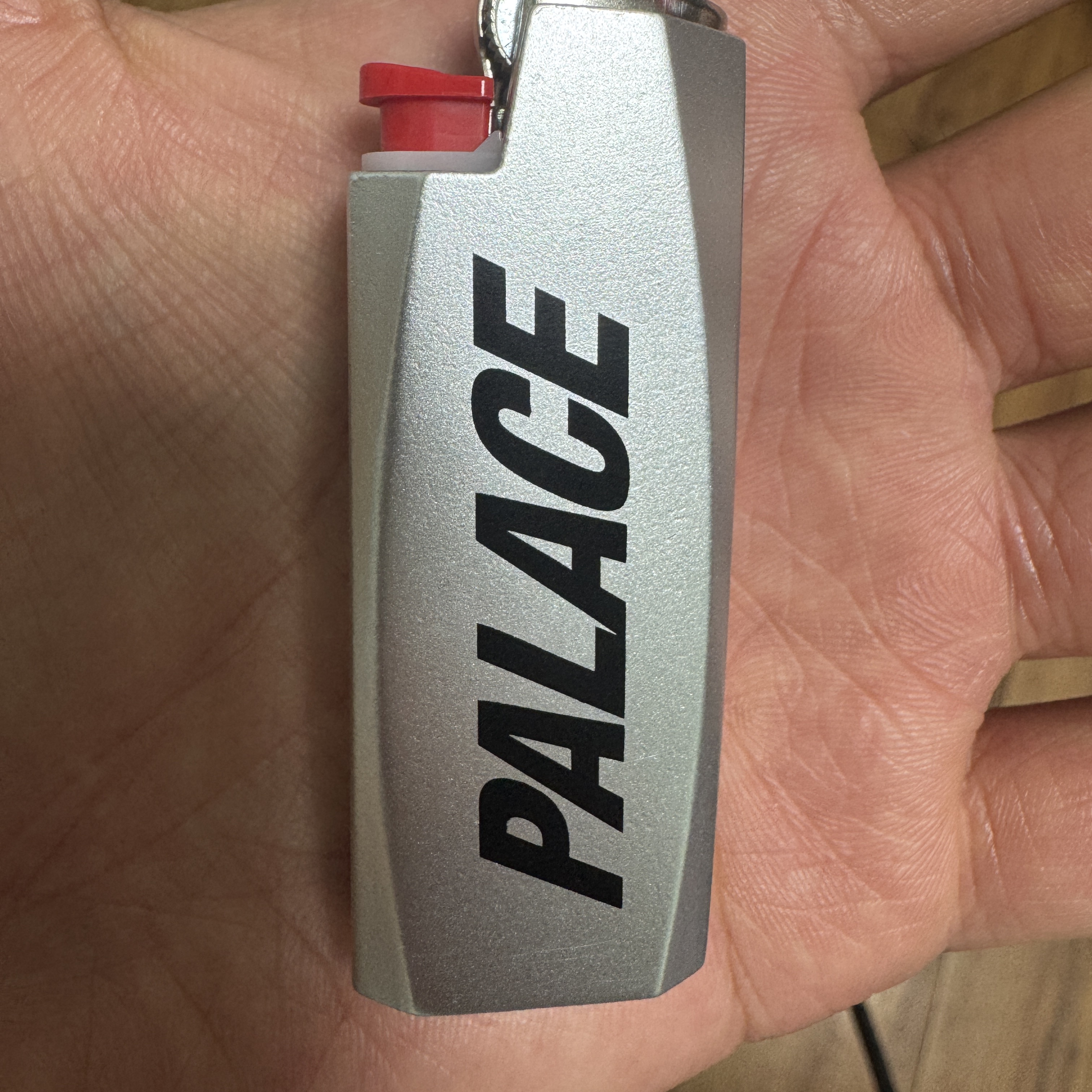 Palace Metal Lighter Case Silver - 25FW 착용 스타일