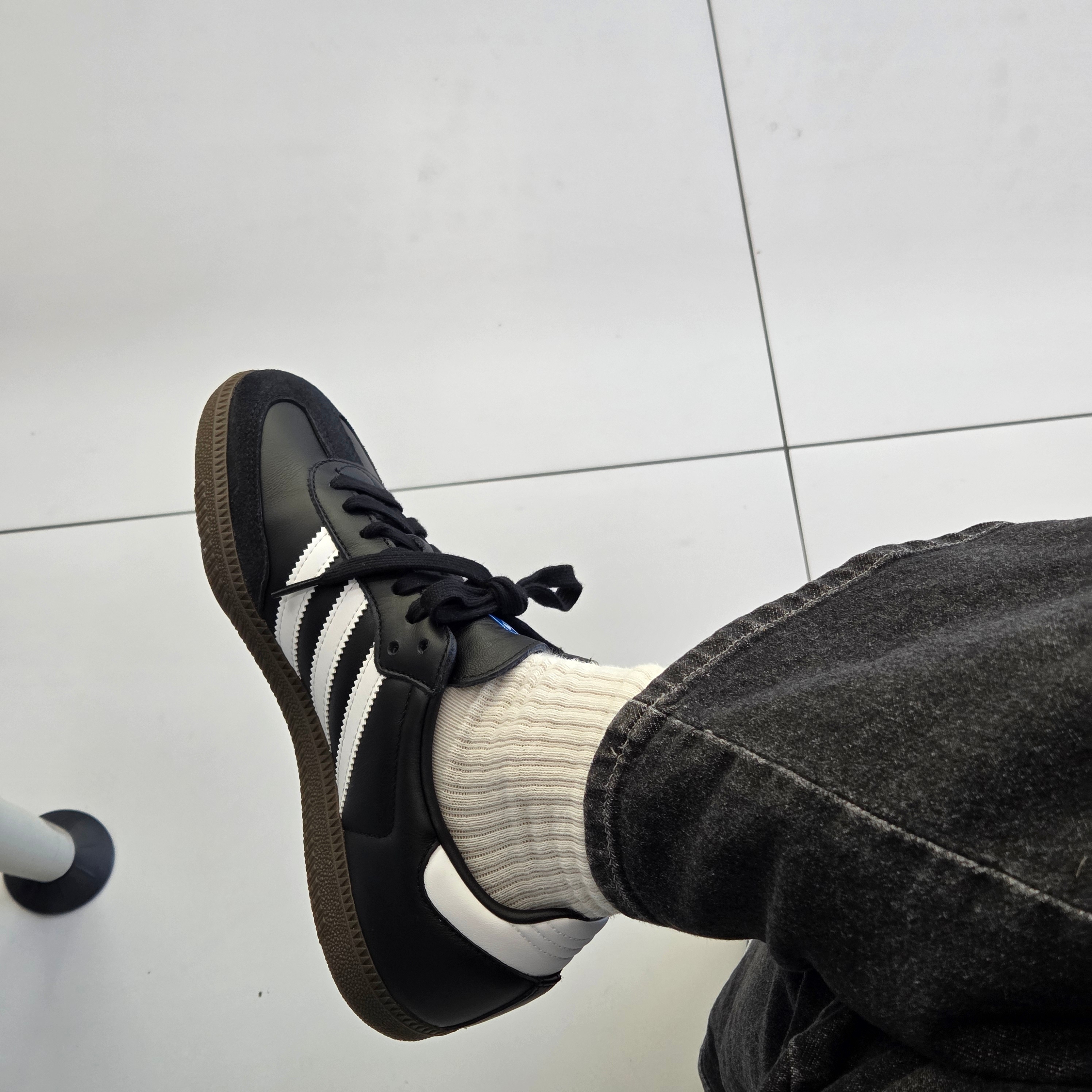 Adidas Samba OG Black White Gum 착용 스타일